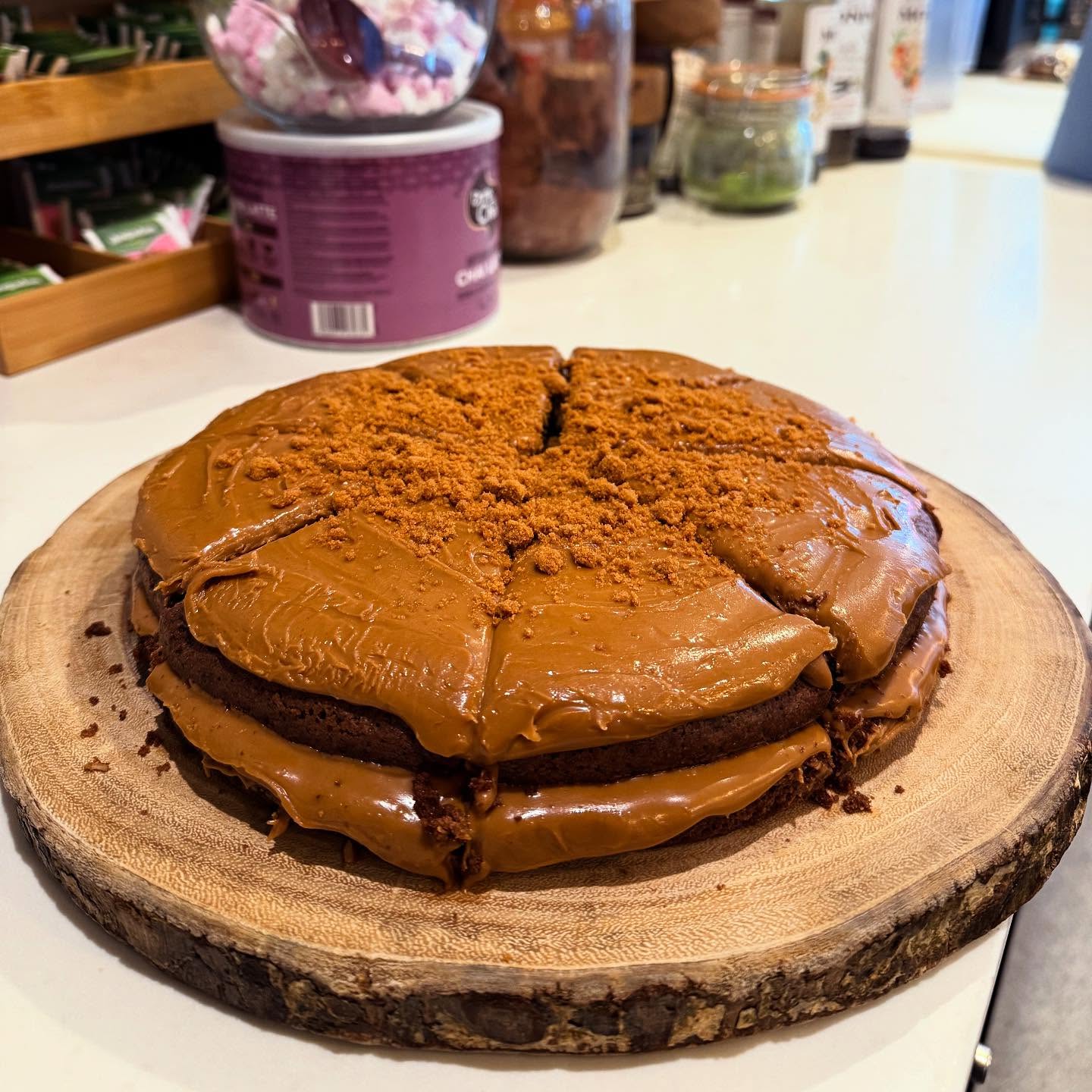 🍫🤎 **Introducing Our Chocolate Biscoff Cake!** 🤎🍫
We’re so excited to share this one with you—it’s made with rich chocolate, the sweet crunch of Biscoff, and a smooth glaze that brings it all together. We think it’s pretty special, and we hope you’ll love it as much as we do!
Come in, give it a try, and let us know what you think—we’d love to hear! Pair it with a coffee for a little treat to brighten your day. ☕🍰
📍Aromas Artisan Cafe/Weybridge
#ChocolateBiscoffCake #SweetMoments