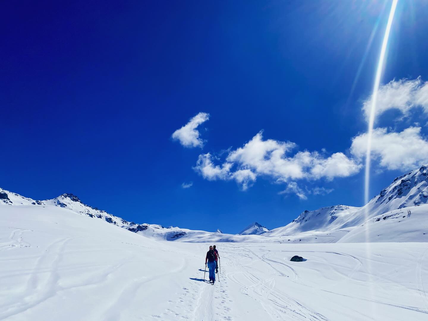 Big blue skies, soft snow and empty pistes. Just how we like it @valdanniviers
-
#dontskihere #itsterrible #skitouring #backcountryski #springskiing #springpowder #fromwhereweski #valdanniviers #switzerland #skichalet #chaletholidays #lovethesnow