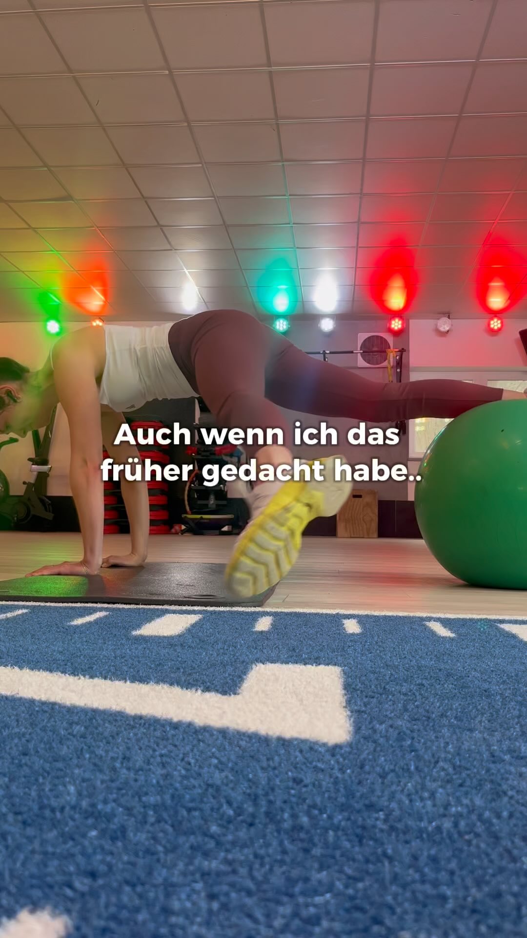 Auch wenn ich das früher gedacht habe..
.. denke ich so schon lange nichtmehr!🙃
sich primär nur auf optische Ziele oder Äußerlichkeiten zu fokussieren, wird einem beim erreichen der eigentlichen Ziele (Gesundheit, Zufriedenheit, Wohlbefinden) niemals glücklich machen - ganz im Gegenteil..❌
Sich hingegen das Ziel zu stecken, von innen heraus aufzuräumen, sein Nervensystem zu optimieren, oder auch zu prüfen, hey bin ich eigentlich happy damit, wie ich meinen Alltag, oder meine Freizeit gestalte sind doch viel ausschlaggebender.🍀
Meist folgt dann der Rest von ganz alleine!🙂
#holistischegesundheit #intuitiveeating #gesundnaschen