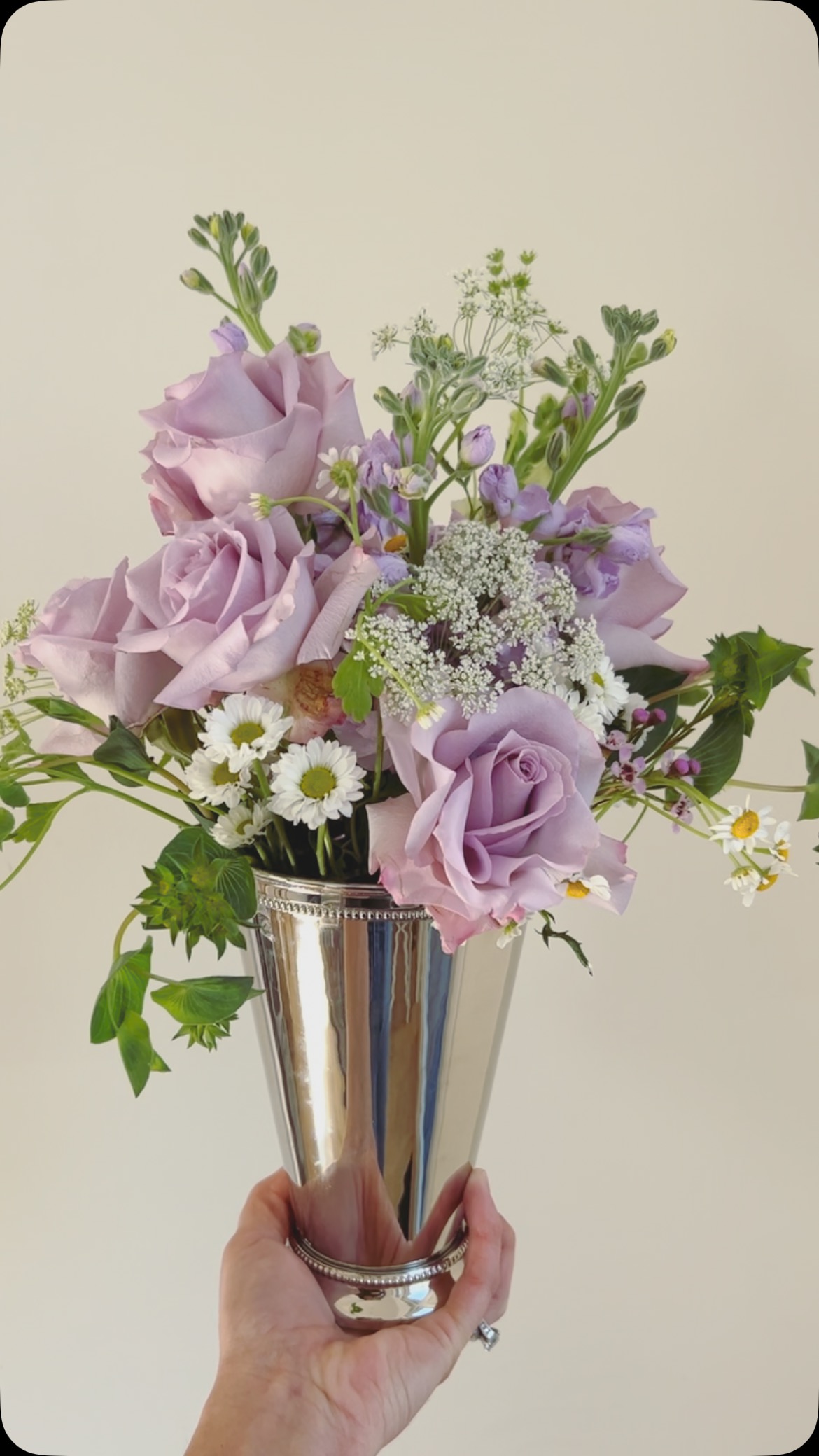 There’s something delicate and sweet about feverfew poking through — floral add-ons are always a favorite design element! 🌼
#tableinspiration #floralcreations #tableflorals #springflowers #babyshowerflowers #lavenderflowers