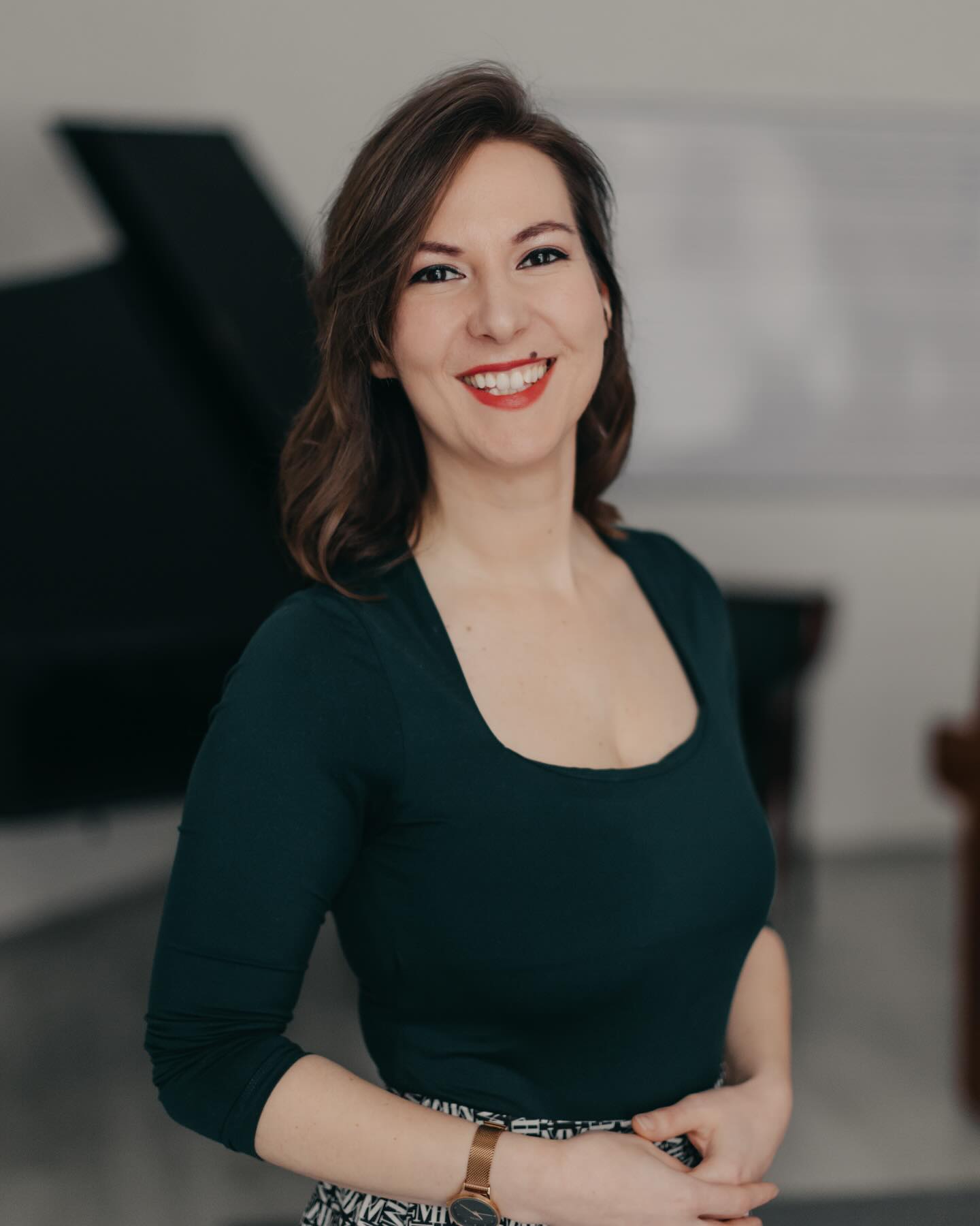 Hallo Wien! 🙂
Willkommen bei der Stimmretterin, wo wir über Stimmbildung, Nervensystem, Körperbewusstsein, viele interessante Entdeckungen und körperliche Zusammenhänge sprechen werden. Ich bin MA Opersängerin und MA Gesangspädagogin und habe 12 Jahre Erfahrung im Unterrichten und professionellen Singen. Derzeit bin ich Mitglied des Extrachors der Wiener Staatsoper und Vocal Coach für Anfänger und Profis, die die volle Freiheit ihrer Stimme erleben wollen.
Ich hoffe, dass Du auf meinem Kanal etwas Hilfreiches findest und lade dir ein, unter meinen Posts oder in Privatnachricht deine Wünsche und Fragen einzureichen.
www.stimmretterin.com
#wien #stimmbildung #stimmtraining #singen #gesang #stimme #vocalcoachvienna #gesangsunterrichtwien #musik #gesangstherapie #stimmretterin #vagusnerv #nervensystem #Körperbewußtsein