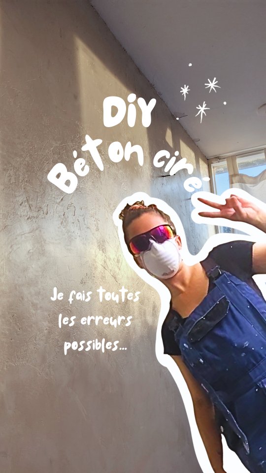 J'AI TOUT DONNÉ POUR LES TRANSITIONS 🫣
Voilà le DIY qui m'a pris le plus de temps, d'énergie… et de moula. J'ai fait TOUTES les erreurs possibles, mais heureusement, tout était rattrapable avec un peu d'huile de coude !
Comme vous pouvez le voir, le meuble de ma salle de bain a rendu l'âme... SURPRISE ! Alors, quitte à changer le meuble, pourquoi ne pas refaire toute la salle de bain ? 🥲
Je n'en pouvais plus de ces carreaux noirs qui assombrissaient la pièce et qu'il fallait nettoyer tout le temps… C'est donc parti pour un béton ciré beige, plus neutre et lumineux. J'aurais bien opté pour un béton rose ou vert olive, mais ma moitié n'était déjà pas très emballée par le beige, alors j'ai évité de trop insister !
Il m’a fallu plusieurs jours pour trouver le meuble parfait, sachant que mes arrivées d’eau sont très basses et prennent beaucoup de place sur le mur. Finalement, on s'est tournés vers ce meuble en bois massif de chez Maisons du Monde, donc plus résistant (enfin, on l’espère !).
Pour le béton, j’ai choisi celui de chez Epodex, car leurs kits comprennent tout le nécessaire, et j’avoue avoir été convaincue par leurs vidéos tuto.
Voici les erreurs et tips tirés de cette expérience :
1. Je le répète tout au long de la vidéo : partez toujours d’un endroit sans matière vers un endroit qui en a. Ça évite de repasser mille fois sur une couche de béton en train de sécher (car une fois posé, mieux vaut ne plus y toucher sous peine de créer des trous…). Si vous êtes droitier, commencez à gauche !
2. Utilisez des disques de ponçage en carbure de silicium (noirs) : ce sont eux qui donnent un super beau rendu. Et changez-les souvent ! Dès que le disque ne ponce plus (et commence à polir en laissant des traces noires), hop, on le remplace !
3. Pour faire les joints (sol, angles du mur...), j’ai pris un peu de matière sur mon doigt et je l’ai lissée : ça marche plutôt bien !
4. Ce n’est pas conventionnel, mais... j’ai corrigé quelques défauts sur le mur de la même manière ! Un peu de béton sur la main, une application légère… ni vu ni connu ! Pareil pour "lisser" un petit peu pendant le séchage...
(la suite en commentaire!)