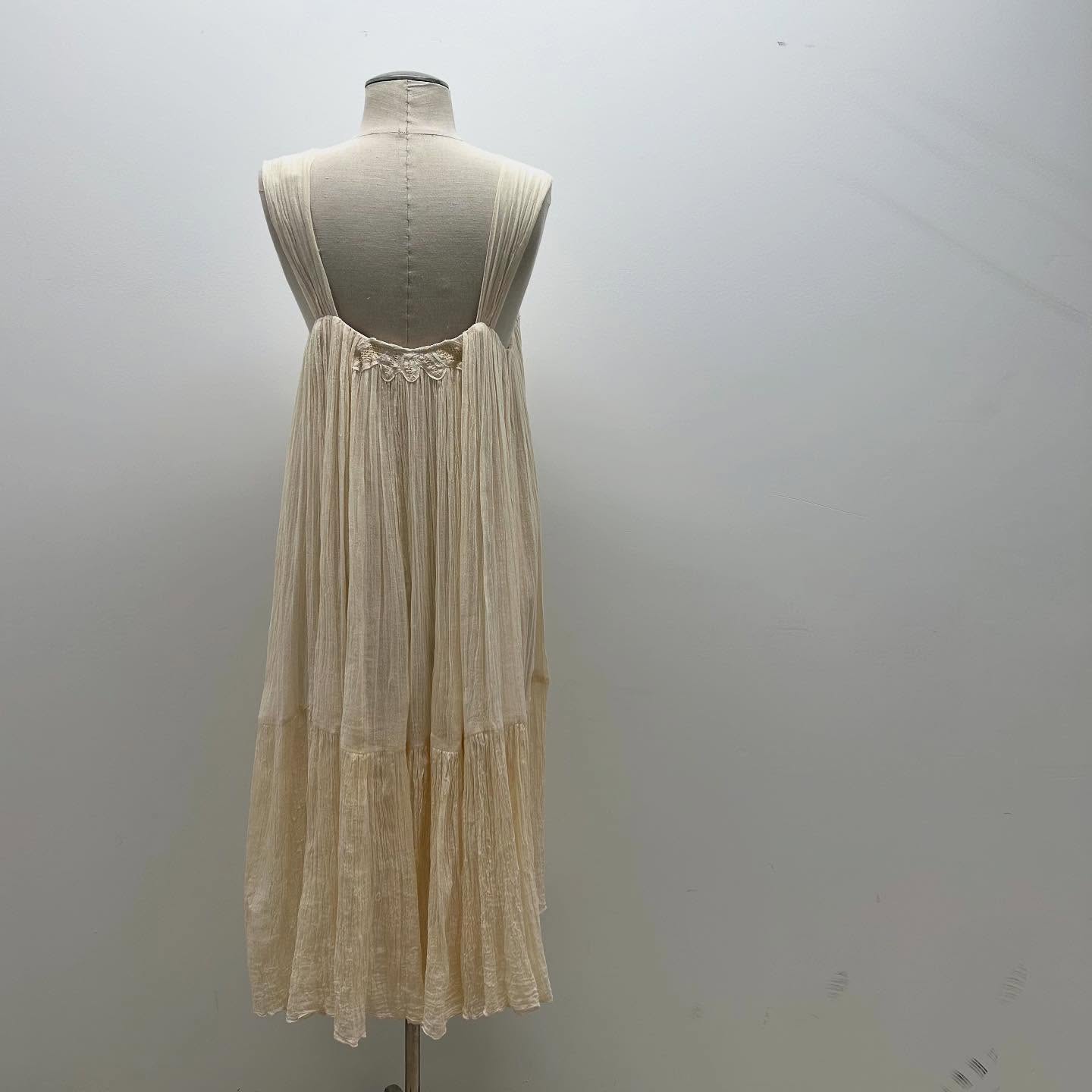Back
Made from cotton gauze and lined in silk .
One of a kind piece that can be both elegant and as casual as a summer breeze.
#isabelledunlopclothing
