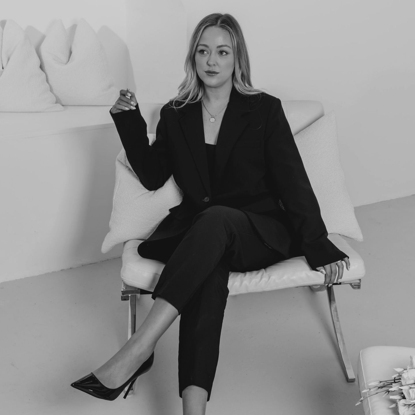 TRIAL TIPS 🤍
Save to remember before your trial with me 🫶🏼✨
- Prep: Ideally make sure you prep just as you would for the big day, whether that’s shaping your brows, facials or tan, this will ensure the look will be similar tones and style to what we will be working with on the day!
- Inspo: Be sure to bring some inspo with you, this can be pictures of my work or other brides you’ve seen! Just make sure the pictures aren’t filtered and try and avoid pinterest or eye specific pictures, it’s best to look at the whole face on other brides with similar eye colours, hair colours etc!
- Accessories: It can help to wear a top similar colour and neckline to your dress to give you more of a feel of the bigger picture! Feel free to bring any jewellery or hair accessories!
- Keep an open mind: It’s a big deal! But don’t be scared to try things, usually I’ll complete a more natural first draft of your look if you will, but then start playing around with any additions or tweaks, if you’re unsure whether to make any tweaks say you love the eyes but wonder what they’ll look like darker?, make them! It’s your trial and better to find out now than wonder whether to do it on the day, then not love it. We can take pictures before and after for you to reflect on and if you feel like you preferred it without liner for example, we just won’t do that addition on the day BUT you know you have done the right thing and won’t have the ‘what if’ feeling!
Opinions: It’s always fine for you to bring your mum, bridesmaid or a guest to your appointment, I totally see the value in this!
My inbox is always open for brides that wish to get more advice or discuss their look 🤍