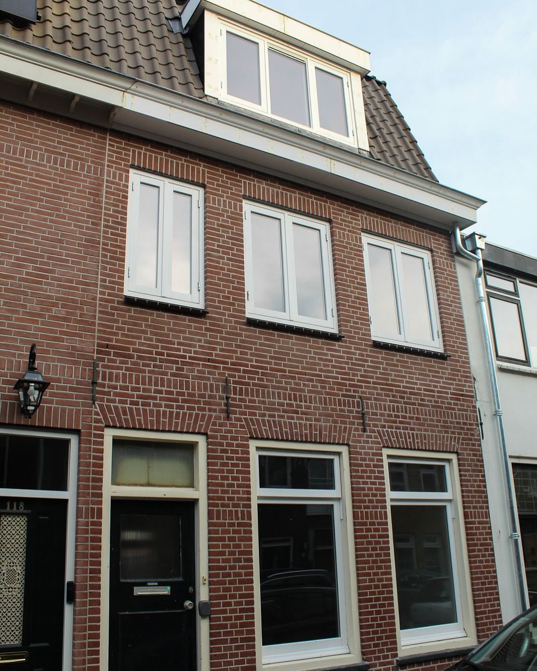 Deze verbouwing hebben we op verzoek van de klant casco opgeleverd. Dit houdt in dat de constructies zijn gedaan en de woning wind- en waterdicht is gemaakt. Daarnaast hebben we op- en aangebouwd waardoor er extra oppervlakte is gecreëerd.✅