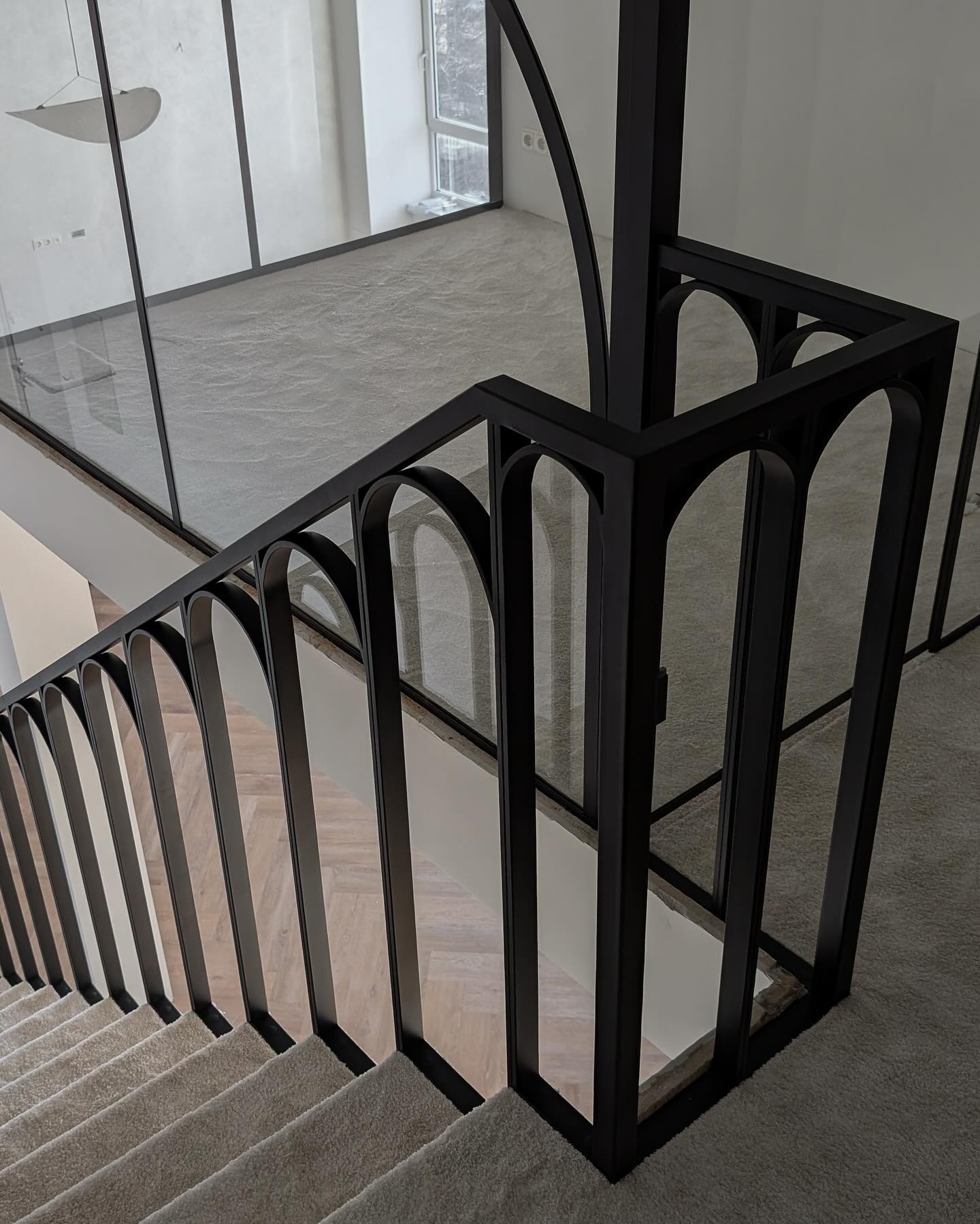 Ovalo formos turėklai pagaminti iš metalo juostų. #vilniaustureklai #tureklai #pakopos #laiptai #metaliniaitureklai #namai #interjeras #namuinterjeras