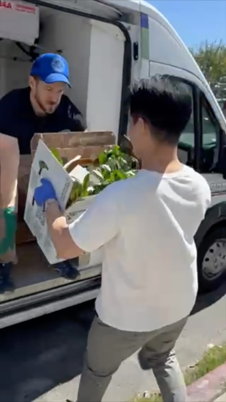 It’s been humbling to build out our rhythm with @heartofdinner’s LA relief efforts as we continue our work of providing 1,000 nourishing Heart of Dinner care packages to Elders. Deepest gratitude to @mignardisesla for warmly welcoming us into her beautiful, intimate creative studio space— providing a haven of ease, efficiency, comfort and centrally located accessibility for our work. And for introducing us to Panda Produce— the incredible husband-and-wife duo who have been distributing Asian Produce to the LA community for 40+ yrs.
This connection brought us full circle to our NYC roots— purchasing locally from small businesses while addressing food insecurity and isolation among Asian American older adults living in significantly under-resourced communities. We filled our care packages with culturally thoughtful fresh vegetables & fruits—Shanghai bok choy, yu choy, fresh garlic, Okinawa sweet potatoes, navel oranges—alongside lunchboxes from one of LA’s local favorites @pineandcrane, plus black bean soy milk, samgyetang, curry noodles, and panda cookies! Cozy @bombas socks, kindly contributed by the kind folks at @harrys were also included 🫶
Deepest appreciation to LA-based volunteers @chadwickarmstrong @aimeeteegarden @eddieliuwho who traveled from across the West side & the Valley—to gather at the studio, help build Heart of Dinner care packages with personal touches—packing everything inside beautifully decorated bags lovingly created by our volunteers & attaching handwritten notes in Korean, Vietnamese, Japanese, Hindi, Thai, Chinese, and more! Then immediately driving out on different routes throughout San Gabriel Valley, East LA and beyond, some even sitting in peak traffic for hours. And deeply grateful to the incredible team at @foothillunitycenter (Jonathan & Gabriela!💖) who drove all the way from Monrovia to pickup care packages for the wildfire affected Elders they serve and delivering directly to their homes in the Pasadena area.
Thank you all for being part of this work with us, for your steady support and encouragement, and uplifting our mission 🙏❤️
🎞️✂️ @mickyshiloah
📸🎥 @aimeeteegarden @chadwickarmstrong @eddieliuwho @heartofdinner