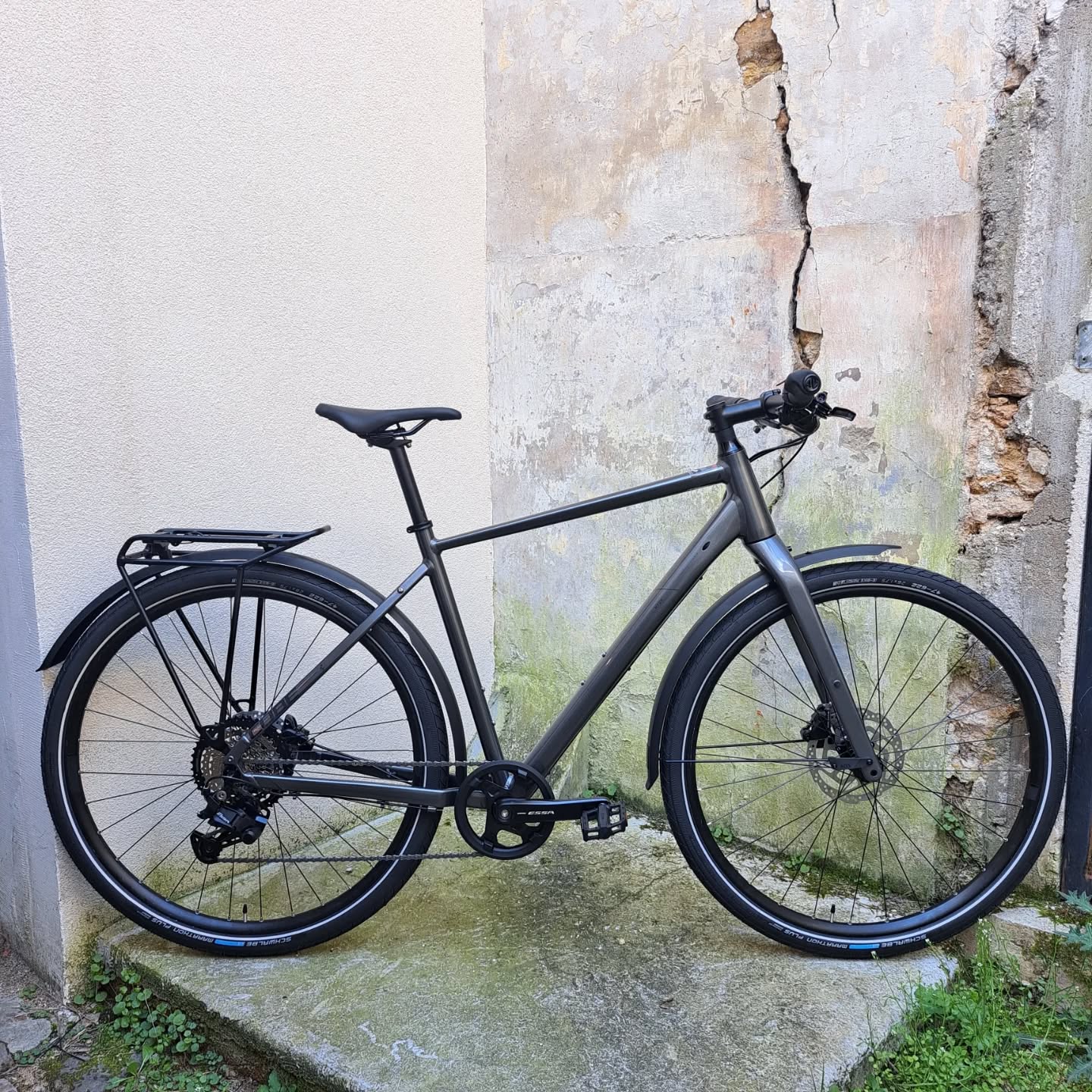 Le tres épuré Hyde One de @julien_rft pour ces prochains mois ✨️
Ce journaliste passionné de vélo et de voyages est un ami proche.
Vous verrez très certainement du contenu qu'il réalise, prochainement sur cette page 🫣
Quelques détails de ce vélotaff personnalisé tout en sobriété :
- Porte bagage et gardes boues intégrés montés au magasin
- Pneus Schwalbe Marathon Plus : tout simplement les plus résistants du marché 🤌
Le tout pour moins de 1000€ 💸
#velotaff #cubebikes #urbanbike #newbikeday #pourmonvelo #bikeshop