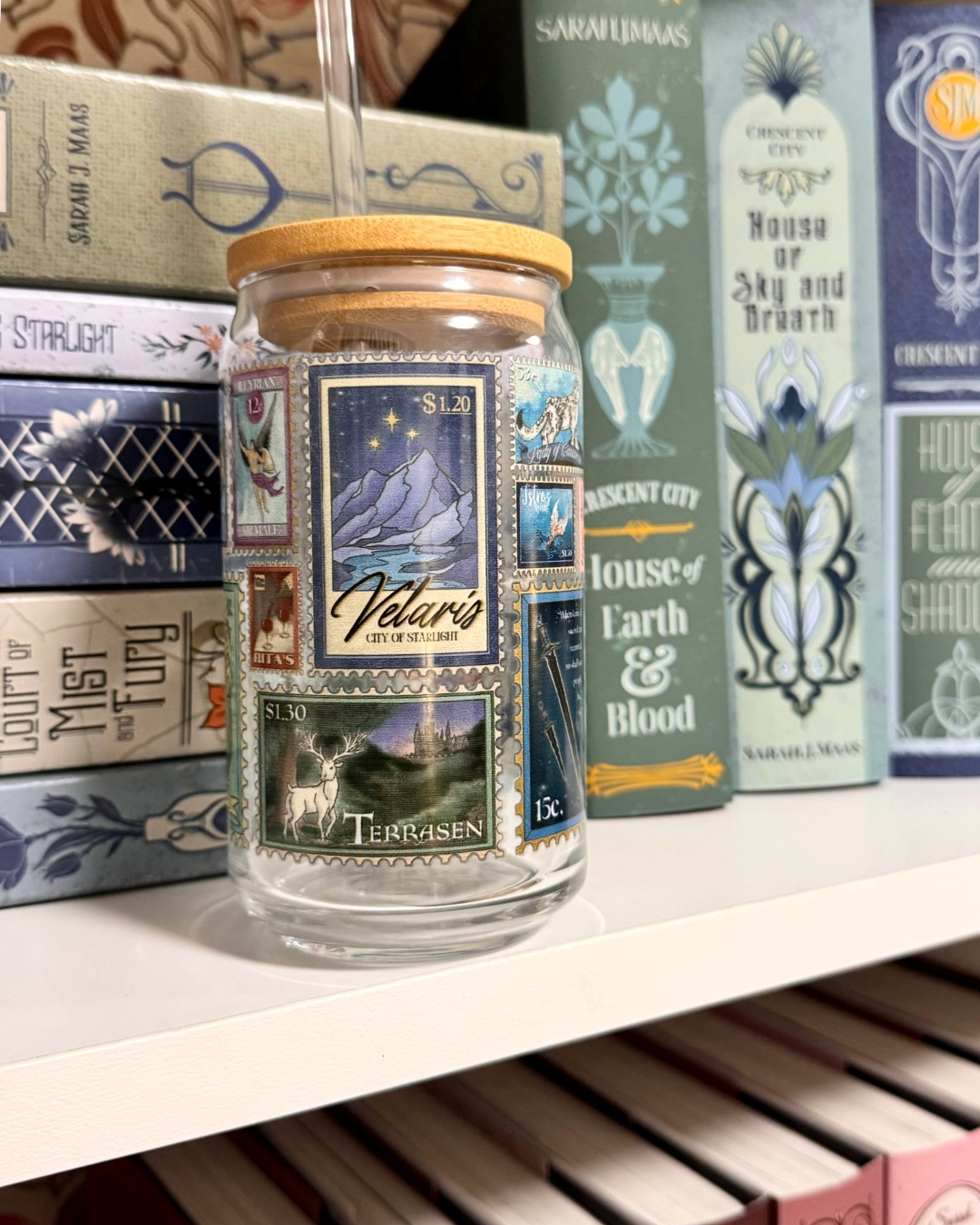 Add this Maasverse glass tumbler to your bookish collection for a magical iced coffee experience! Covered with a collection of hand illustrated stamps inspired by the worlds of Crescent City, A Court of Thorns and Roses and Throne of Glass.