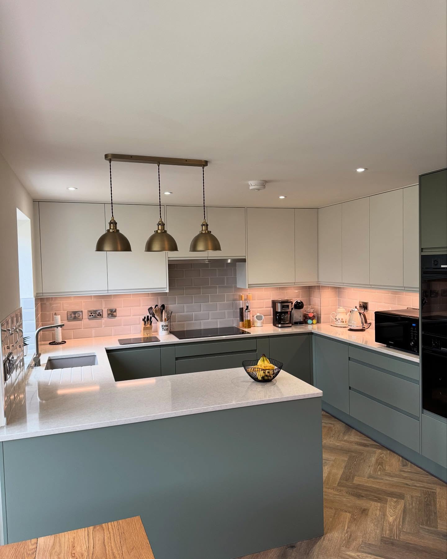 New build Kitchen upgrade 🙌
Regiment green & porcelain j pull doors
Mayville concrete quartz worktops
Bosch appliances
Blanco sink & tap.
Swipe for before photo ⏭️
#kitchen #kitchendesign #kitchenremodel #kitchenupgrade #newbuildhouse #newbuilds #kitchenrenovation #design #jpullkitchen #handlesskitchen #handless #regiment #green #ashwoodkitchens
