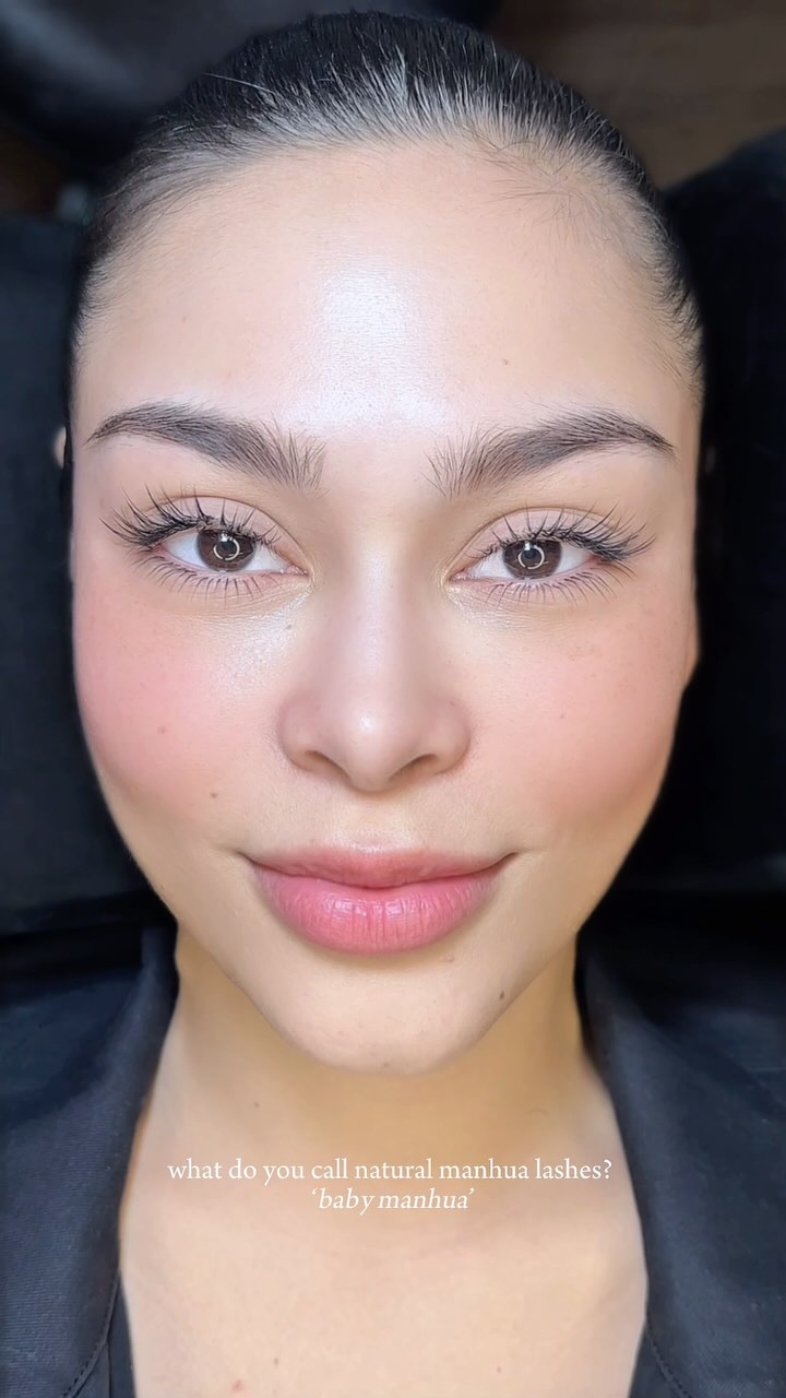 baby manhua?! we looooooove a baby manhua style!
the manhua/Chinese techniques of lashes are sooooo vast itโs crazy! this set is not your typical looking โmanhua/mangaโ style but it is one and because itโs so natural itโs referred to as โbaby manhuaโ
this was created with my trainer @natasha.lashesxpmu in January earlier this year in Bangkok, Thailand and the stunning model is my friend @nataliawannes ๐ฅฐ
I still need some extra practice but Iโve just been so hectic trying to fill my days with clients rather than content days because Iโm off and away again until the 10th April and from then when Iโm back, Iโll be requesting for models these styles, so keep your eyes peeled ๐ซฃ
#manchesterlashes #manhualashes #mangalashes #animelashes #lashesmanchester #manhualashesmanchester #animelashesmanchester