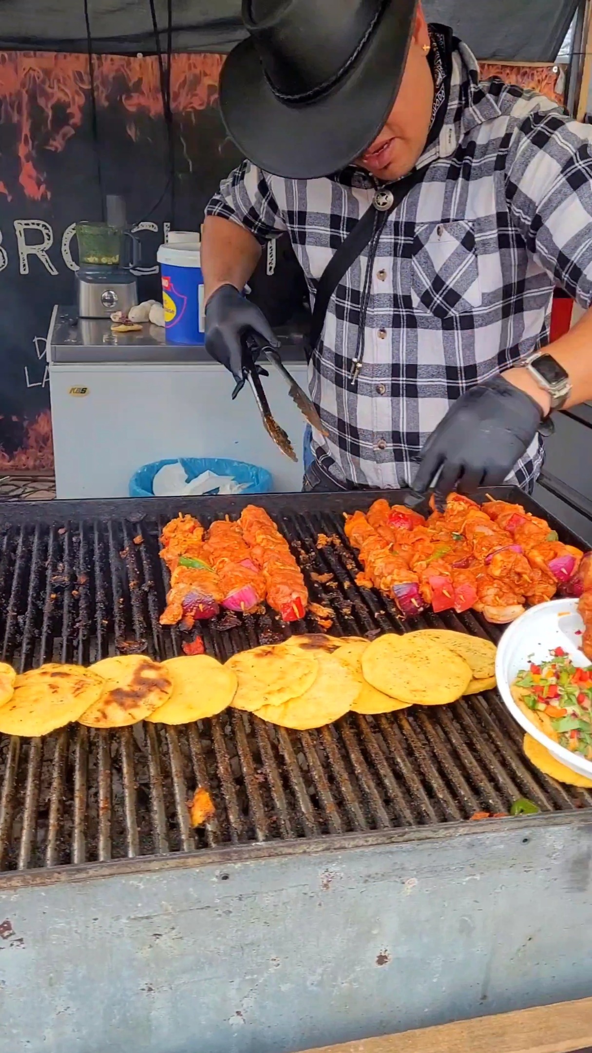 📍Wolfenbüttel. An diesem Wochenende stellen Foodtrucks und Gastronomen aus verschiedenen Ländern ihre kulinarischen Köstlichkeiten vor. Ich hatte bereits die Gelegenheit, vor Ort zu sein, und möchte mich herzlich für die entspannte und großartige Atmosphäre auf dem Schlossplatz in Wolfenbüttel bedanken. 💯🤗
Wer noch spontan vorbeischauen möchte, hat heute bis 20 Uhr die Möglichkeit, das Streetfoodfestival zu besuchen. Es lohnt sich auf jeden Fall! 😊
#streetfoodontour #streetfoodfestival #streetfood #wolfenbüttel #foodie #foodfestival #foodstargram📸 #burgerlife