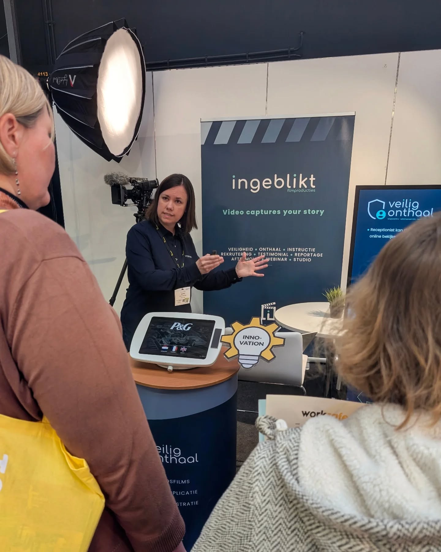 Innovation Tour
Tijdens de Innovation Tour op Worksafe Antwerpen mochten we meer uitleg geven over onze innovatieve opleidingsapplicatie.
✓ Met onze opleidingsapplicatie maken we bezoekersregistratie en opleiding efficiënt en gebruiksvriendelijk.
✓ Bezoekers en medewerkers kunnen zich aanmelden via een kiosk, tablet of pc, waarbij ze direct toegang krijgen tot belangrijke informatie via een video of document, gevolgd door een interactief examen.
✓ Hiermee maken we van bezoekersbeheer en onboarding een efficiënte, veilige en eenvoudige ervaring voor iedereen.
Benieuwd naar meer?
👉 www.veiligonthaal.be
#veiligonthaal #ingeblikt #WorksafeFlanders #Worksafe2025 #WSF25 #InnovationAward #innovatie #veiligheid #preventie