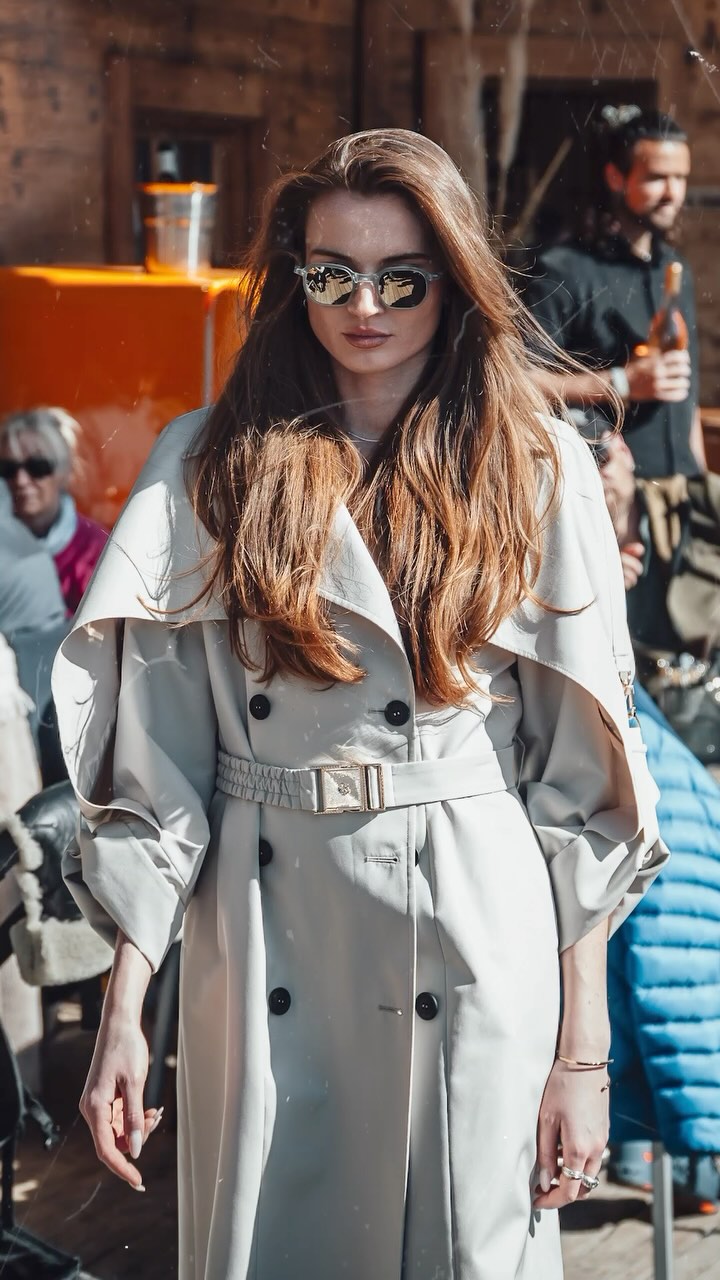 Am 8. März 2025 wurde die Terrasse des Restaurants @stueva_arosa zum Laufsteg. Eingekleidet von @ina_kess und ausgestattet mit Brillen von @swissflexofficial präsentierten Models aktuelle Looks mitten unter den Gästen – begleitet von guter Musik, feinen Pizzen, Drinks und Sonnenschein.
📸: @idea__ch
#FashionShow #SkiSeason #AlpineStyle #WinterStyle #SnowVibes #Arosa #StüvaArosa #inakess #SwissAlps #SpringInTheAlps