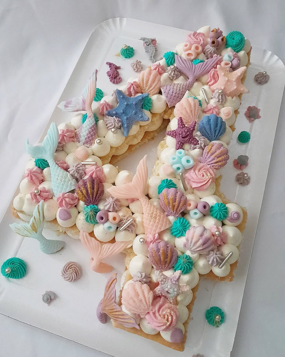 🤩Une des spécialités de La Perle Rare : les number cake personnalisés.
Je prends un grand soin à préparer chaque partie de ce qui sera votre gâteau sur-mesure.
🍓Du biscuit moelleux, des confits frais, des fruits soigneusement sélectionnés, des ganaches onctueuse et bien sûr tous les petits modelages ou créations visuelles pour rendre votre gâteau unique.
Une belle alternative aux layer cake :)
#laperlerarecakedesign #numbercake #lettercake #gateaupersonnalise #sirene #gateausirene #patisserieoullins #montmein