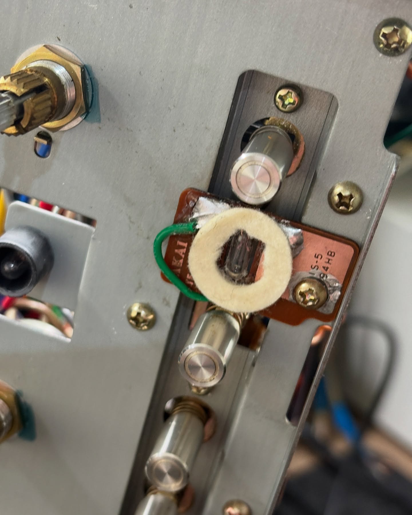 AKAI GX-630DB.. Auch die kleinen Platinen bekommen großen Service. 😎
#vintageaudiomd #vintageaudio #vintageaudiorepair #vintagehifi #vintagerepair #vintageaudiolove #doıtyourself #hifiaudio #audiophiles #classicaudio #vintagestereo #akai #audiophil #stereophile #taperecorder #midcenturylove #midcenturystyle #tapelovers #oldschoolaudio #oldschoolmusic #retrosound #vintagesound #tapes #tapedeck #reeltoreel #audiofreak #retro #vintage #akaigx630d