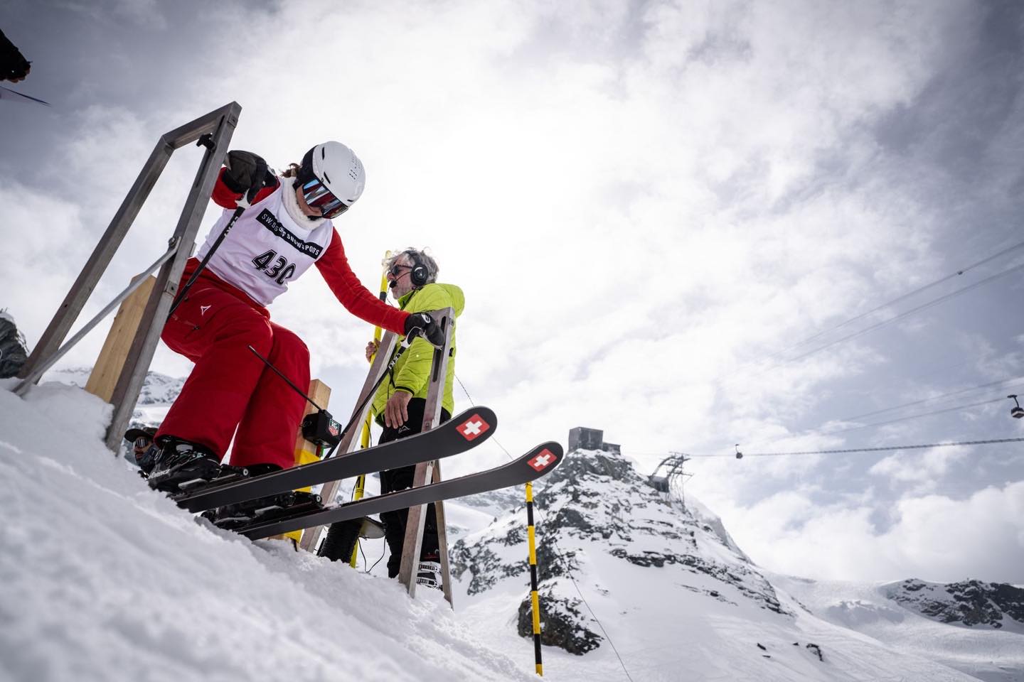 Auch die SCO Trainer sind schnell! Nach dem Titel 🥇🏆 im RS bei den Zentralschweizer Meisterschaften der Skilehrerinnen, brilliert unsere Trainerin Natascha auch an der SM in Saas-Fee. Mit einem tollen 22. Platz in der Kategorie Instruktorinnen 💪 Kein Wunder sind unsere Kids so schnell😉