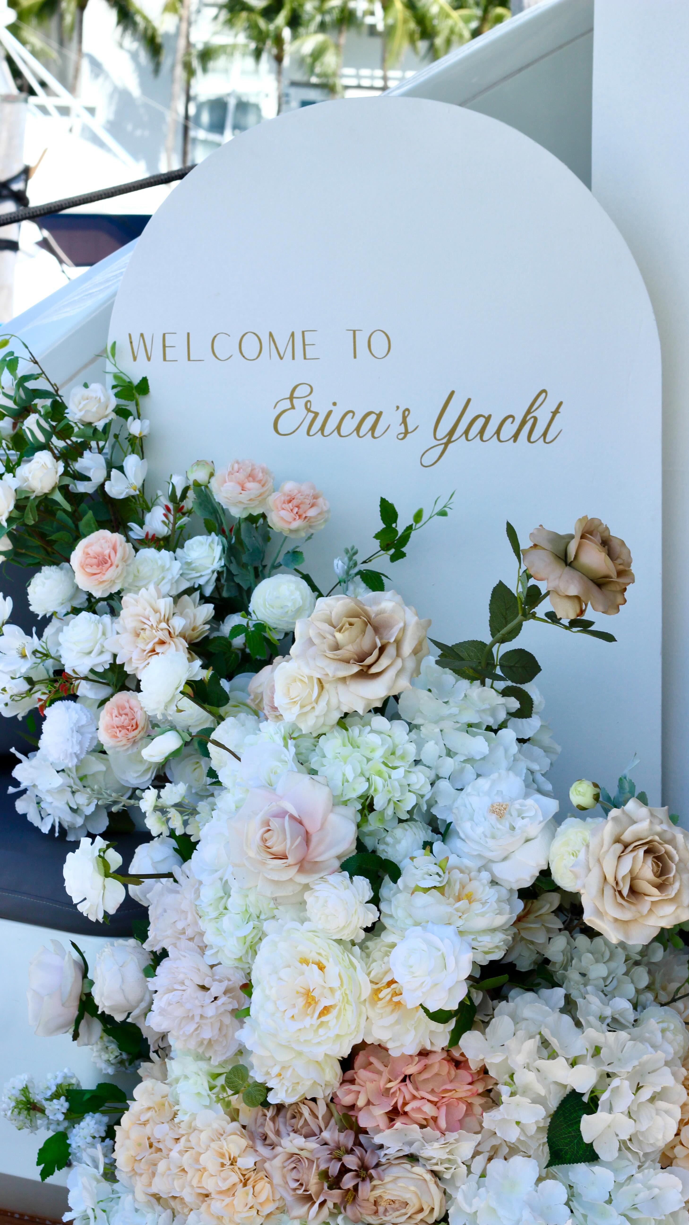 Nothing says Miami celebration like having your friends on a yacht for the day ๐๐๐
But take it to the next level with flowers all over it ๐ทโจ