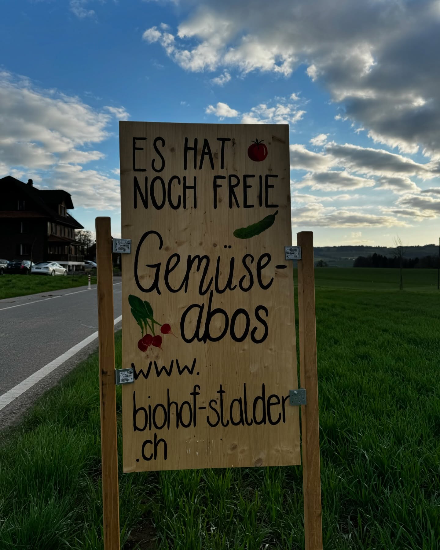 Hast du Lust, dir jede Woche selbst deine eigene Kiste aus frischem Gemüse zusammen zu stellen? :) Dann nichts wie los und für unser Gemüseabo ab Garten anmelden!😊🌱🍅🥦 Am Donnerstag 10.April ist die erste Gemüseausgabe!
.
.
#gartengemüse #abhof #gemüseabo