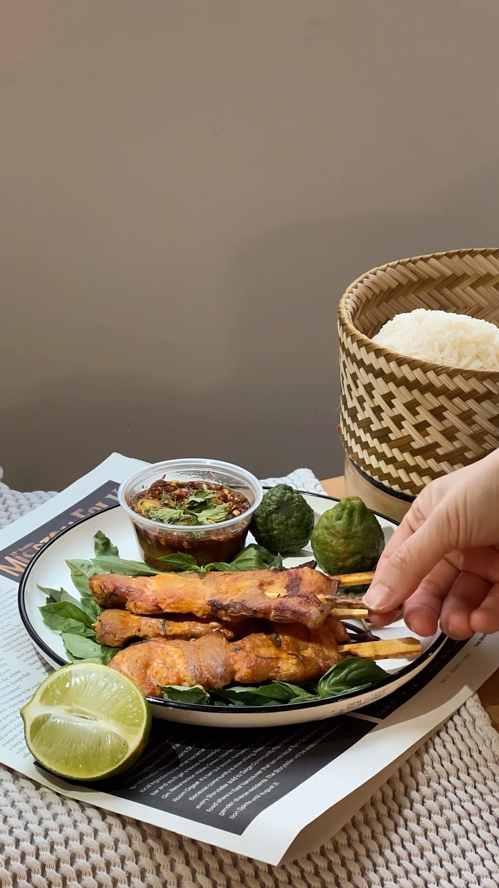 Our authentic Thai dishes are hotter than a Vancouver summer. From curry that'll spice your soul to satay skewers that'll twist your taste buds, because Thai means Freedom. Plus, our Thai milk tea is the perfect cool-down. Ready to feel the burn (in a good way)?
🧡 Open daily 9am - 8pm. Delivery around Vancouver. DM to order! 🧡