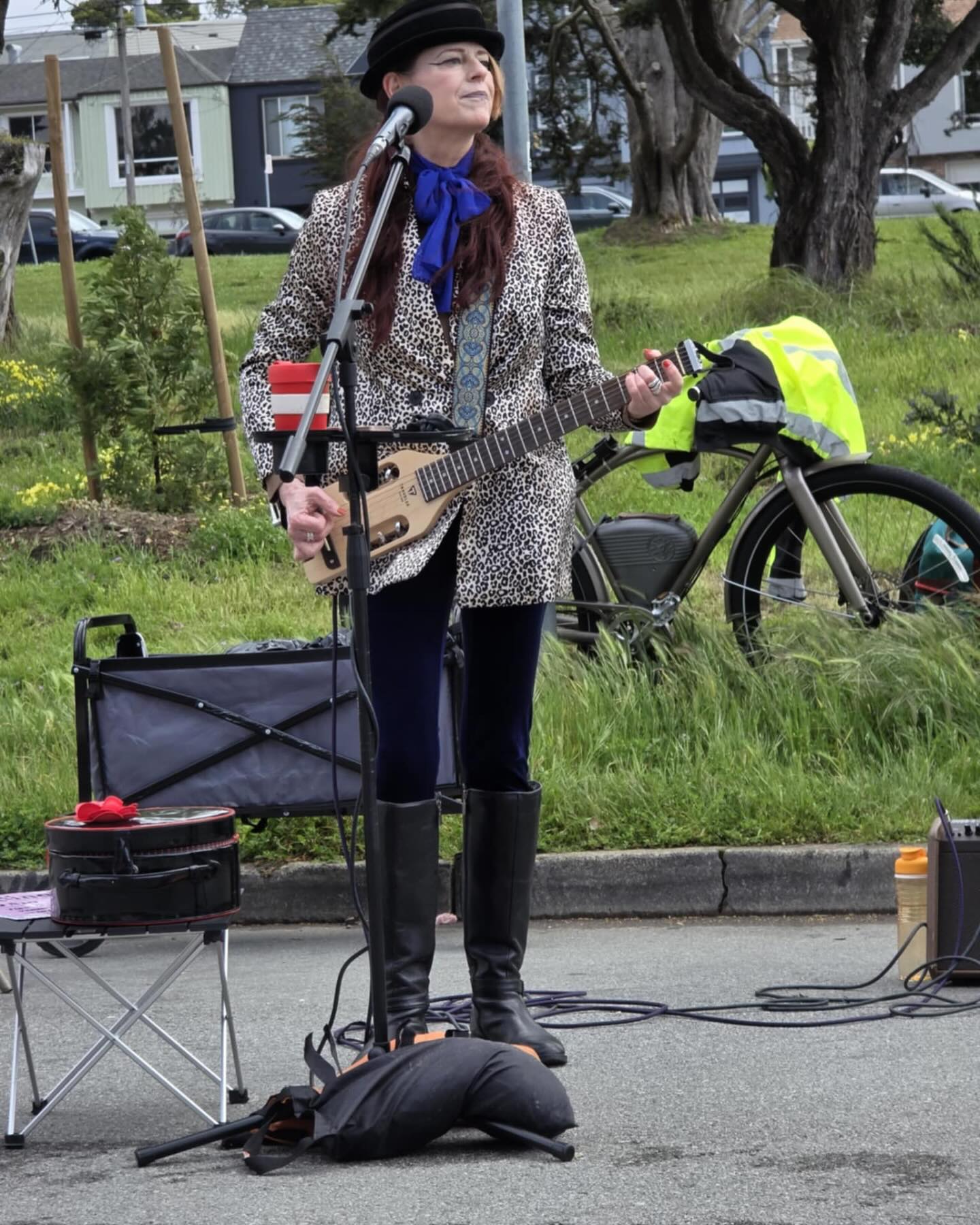 #contemplation 🤗🤣 thanks to @jeff_seiwald for the pic #farmersmarket #sunday #solo #musician