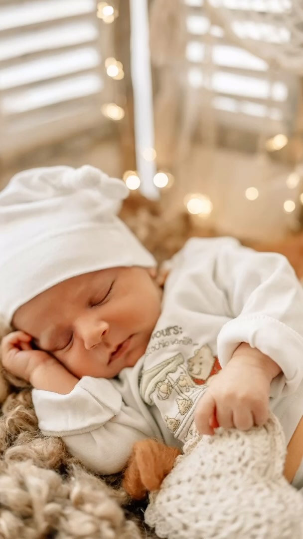 Es gibt Momente im Leben, die kommen nie zurück und zauberhafte Fotos davon verlieren nie an Wert, im Gegenteil sie werden immer wertvoller. Wenn du ein Baby erwartest, melde dich rechtzeitig um einen Termin 📆 bei mir zu buchen. Ich komme zu dir nach Hause und fotografiere eure Erinnerungen fürs Leben.
Du willst mehr wissen? Schau auf meiner Webseite vorbei: anett-rothhardt.de
#newborn #newbornfotografie #mutterschaft #neugeborenenfotografie