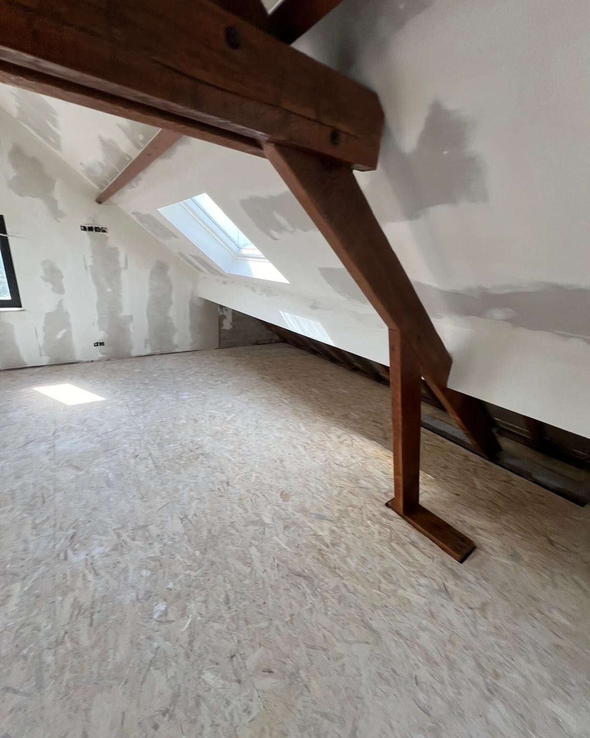 Van zolderruimte naar master bedroom!
Een zolder met potentieel? Bij Ruben Projects zorgen we voor een comfortabele en strak afgewerkte master slaapkamer onder het dak.
✅ Vakkundige gyprocwerken & nette afwerking
✅ Ideaal als extra slaapkamer of rustplek
Een nieuwe leefruimte waar je elke dag van geniet!
#RubenProjects #Zolderafwerking #MasterBedroom #Gyproc #Isolatie #Interieur #vakmanschap
