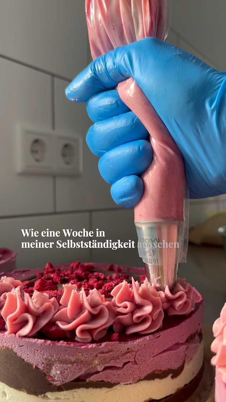 Wie eine Woche in meiner Selbstständigkeit aussehen kann und ich sags euch es war wild, aber der ganze März war einfach turbulent, vielleicht ging es noch mehr von euch so? 🙈😮💨
Eigentlich war mein Plan für diesen Monat ein ganz anderer (nämlich nach langer Zeit mal wieder eine "wirkliche" Pause einzulegen) aber dann kam eins nach dem anderen und on Top ist dann kurzfristig auch noch (nach fast 2 Jahren Überlegung) unser neuer Feel-Good-Manager bei Vera's Goodies eingestiegen. 🐶 Da er natürlich noch im Trainee Programm ist, braucht er auch noch sehr viel Unterstützung.🙃
Naja, der März wäre somit fast geschafft, ich finalisiere jetzt noch das Osterspecial und die erste Frühlings/Sommersorte, die morgen launchen und dann war's das für diese Woche. 🙌🏼
#storytelling #startup #vlog #intuitiveeating
