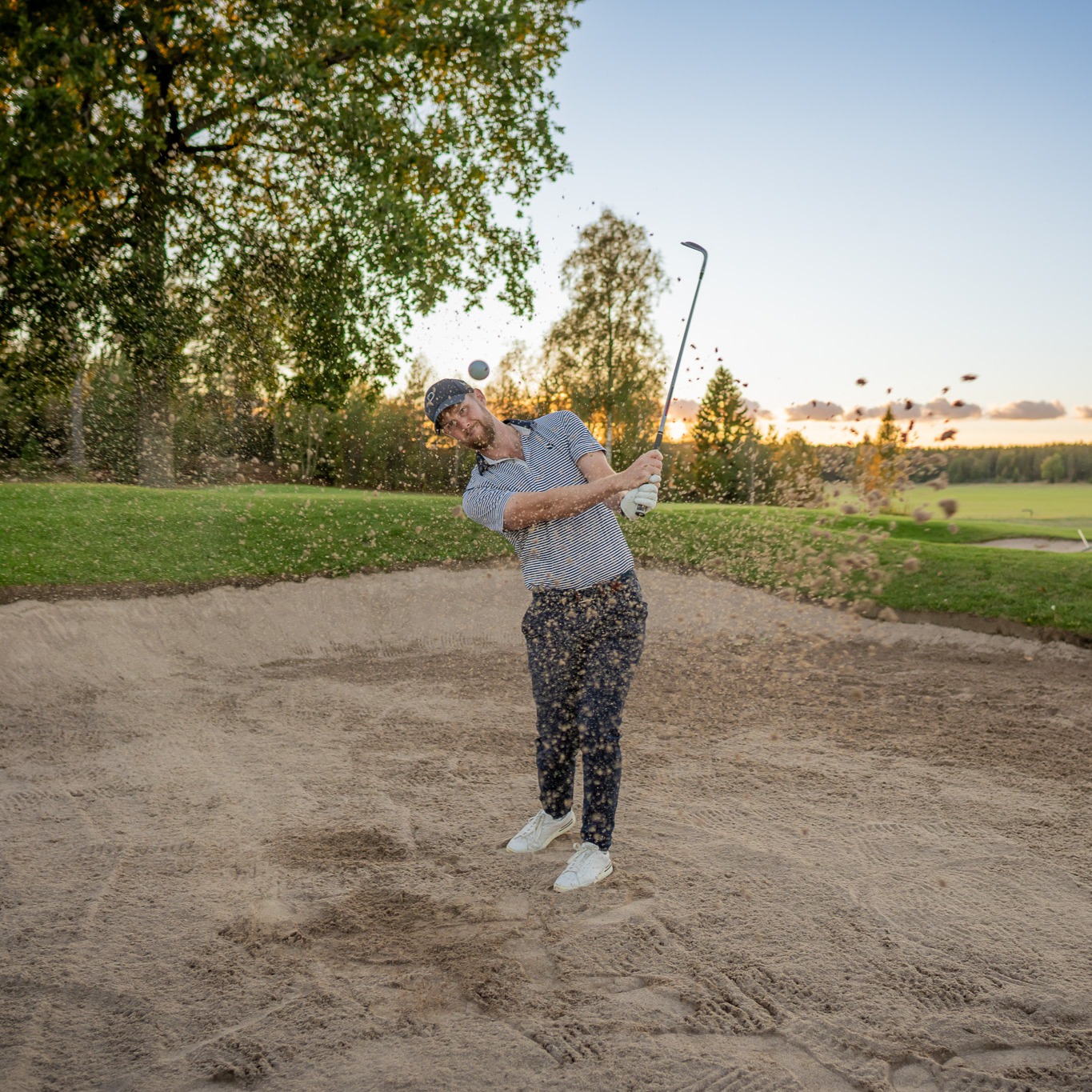 TRÄNINGSLÄGER FLOMMENS GK...
Följ med till fina Flommens GK nere på Falsterbo. Två föredetta tourproffs kommer att erbjuda en oförglömlig resa där ni kommer testas mentalt såväl som fysiskt. Vi kommer att hålla på hela dagarna med både individuella träningstillfällen såväl som sparrad träning med era kompisar. Ni ska helt enkelt få känna på proffslivet i några dagar, coachat av två stycken som levt det livet i flera år. Om du är seriös med din golf får du inte missa detta!
Vad som ingår i resan:
Hotell 4 nätter i Dubbelrum
Frukost, fika & lunch alla dagar
3 Greenfees på Flommens GK
Fria träningsbollar
Ca. 15 timmar träning
Spelträning på banan med två f.d. proffs
Pris: 9995 kr (enkelrumstillägg 1500kr) *Middagar & transport bekostas själv
30 april (Avfärd eftermiddag) - 4 maj (Hemma på kvällen)
*Vill du åka ner torsdag morgon (1a maj) istället så är priset 8495kr
*Bor du nära och vill bo hemma, kontakta mig så löser vi pris.
Max 10 deltagare | Minst 7 deltagare | Max HCP 20