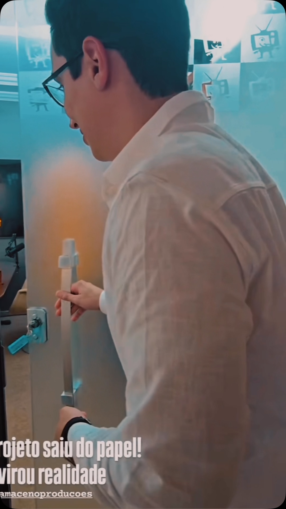 Saiu a primeira gravação do Vitri Cast – o podcast que vai transformar a forma como você enxerga finanças e investimentos inteligentes!
Aqui, descomplicamos o mercado financeiro e trazemos insights valiosos para quem busca crescer com estratégia. Fique ligado e acompanhe esse novo canal de conhecimento e oportunidades!
Em breve o primeiro episódio!