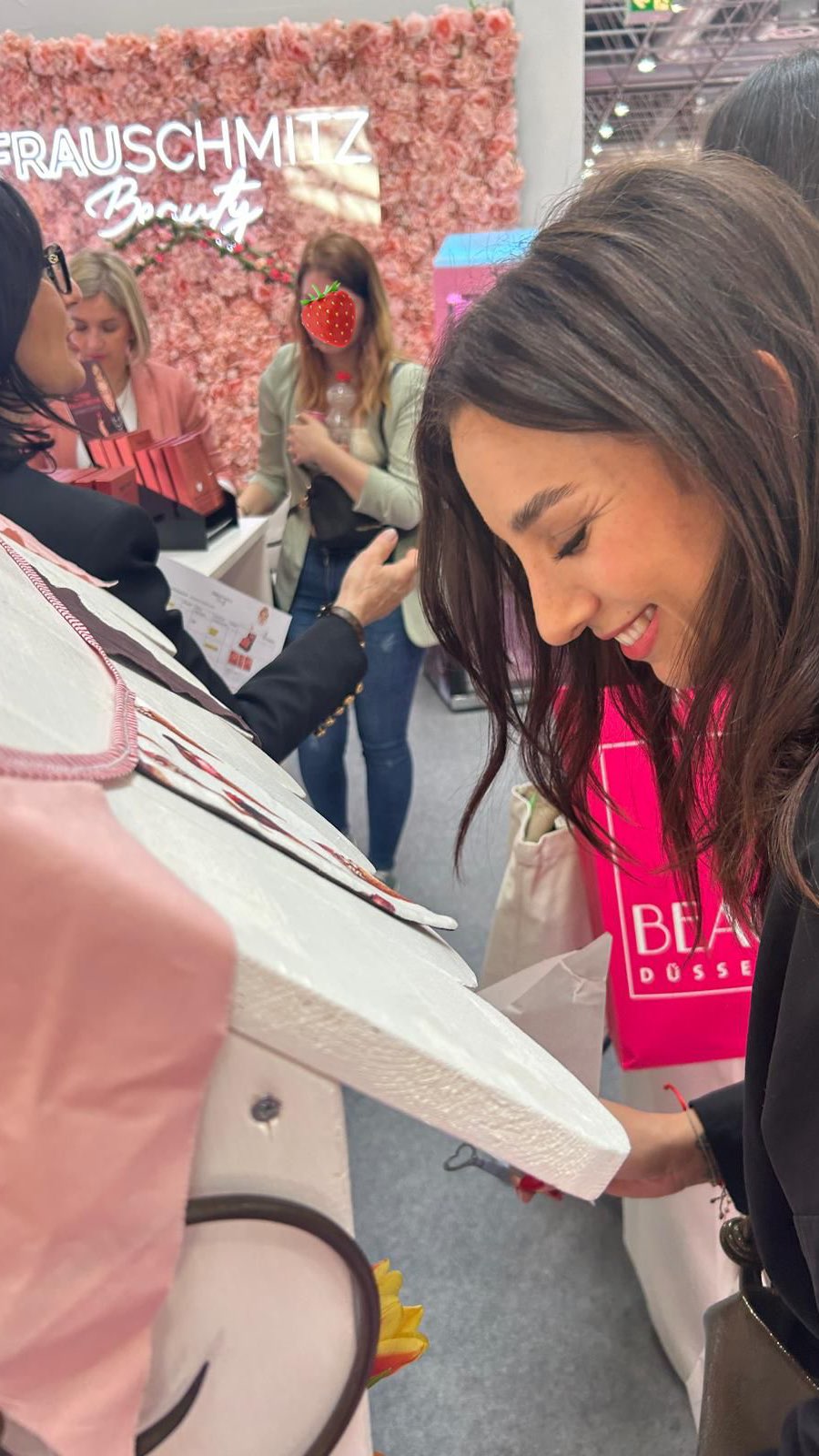 Düsseldorf, Du warst der Wahnsinn! ✨ Zwei Tage voller Inspiration, toller Begegnungen und neuer Ideen für mein Studio. So viele schöne Eindrücke, spannende Produkte und der Austausch mit großartigen Kollegen– ich bin einfach nur dankbar! Jetzt heißt es: Mit voller Energie weiter durchstarten! 💖🚀
#beautymessedüsseldorf #studioblueneburg #pmu #frauschmitzbeauty #lashboom #goldeneye #neovitacosmetics #janeiredalemakeup #beauty #business #tophairdüsseldorf #kopfsacheduesseldorf