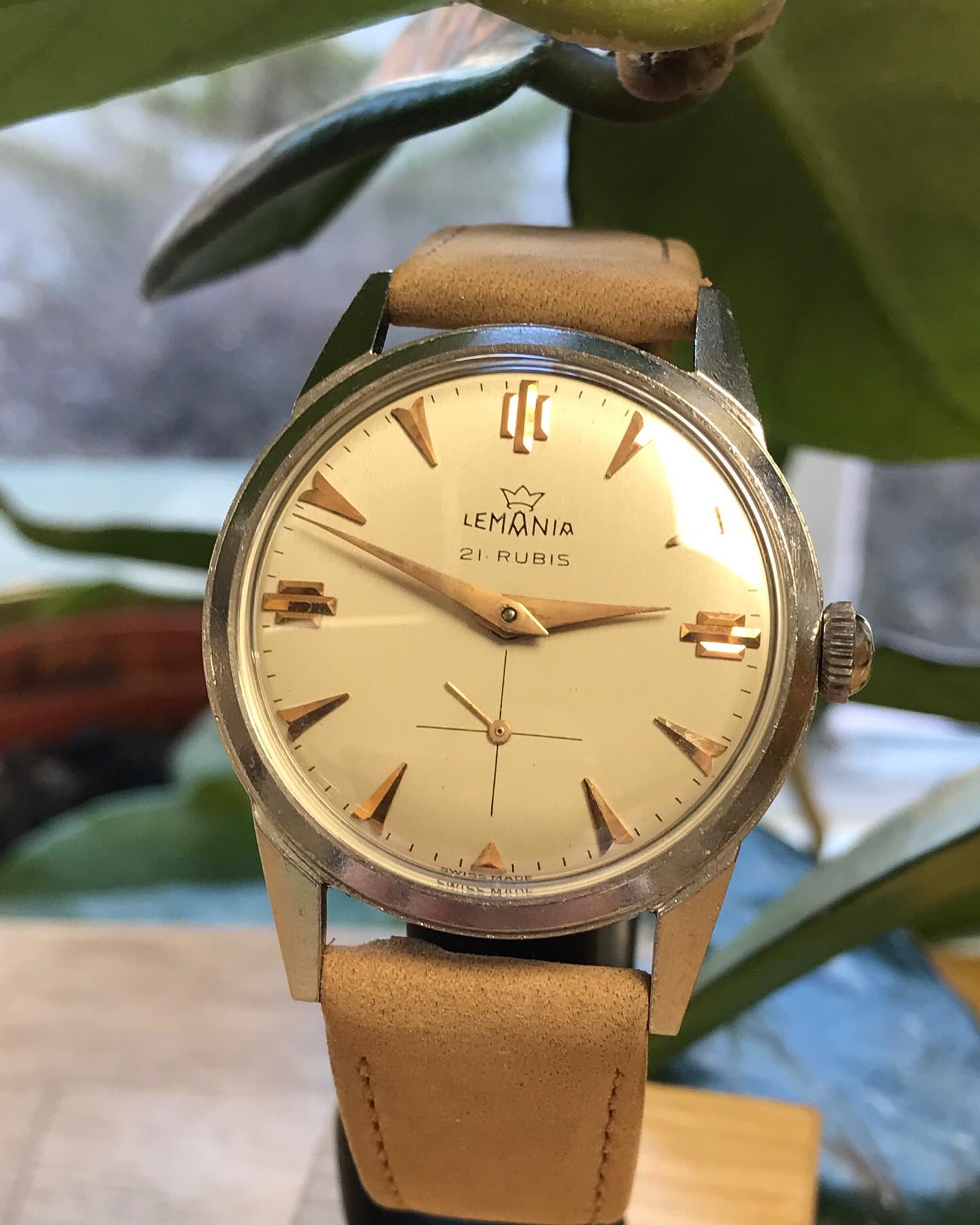 Till salu i verkstaden: manuell Lemania med kaliber 3010. Urverket har ”mustasch”ruckstift istället för vanliga raka för att styra tillbaka spiralen vid en eventuell smäll. Klockan är helrenoverad och säljs med 2 års garanti och ett handsytt band från Hirsch. Pris 8500:-
#klocka #urmakeri #watch #watchmaking #tidlösaur #tidlös #ulvakvarn #uppsala #lemania #lemania3010