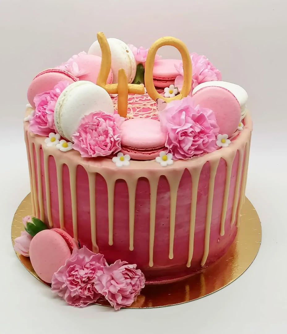 Narozeninový dort #narozeninovydort #dortskvetinami #macarons #sladkepohladi