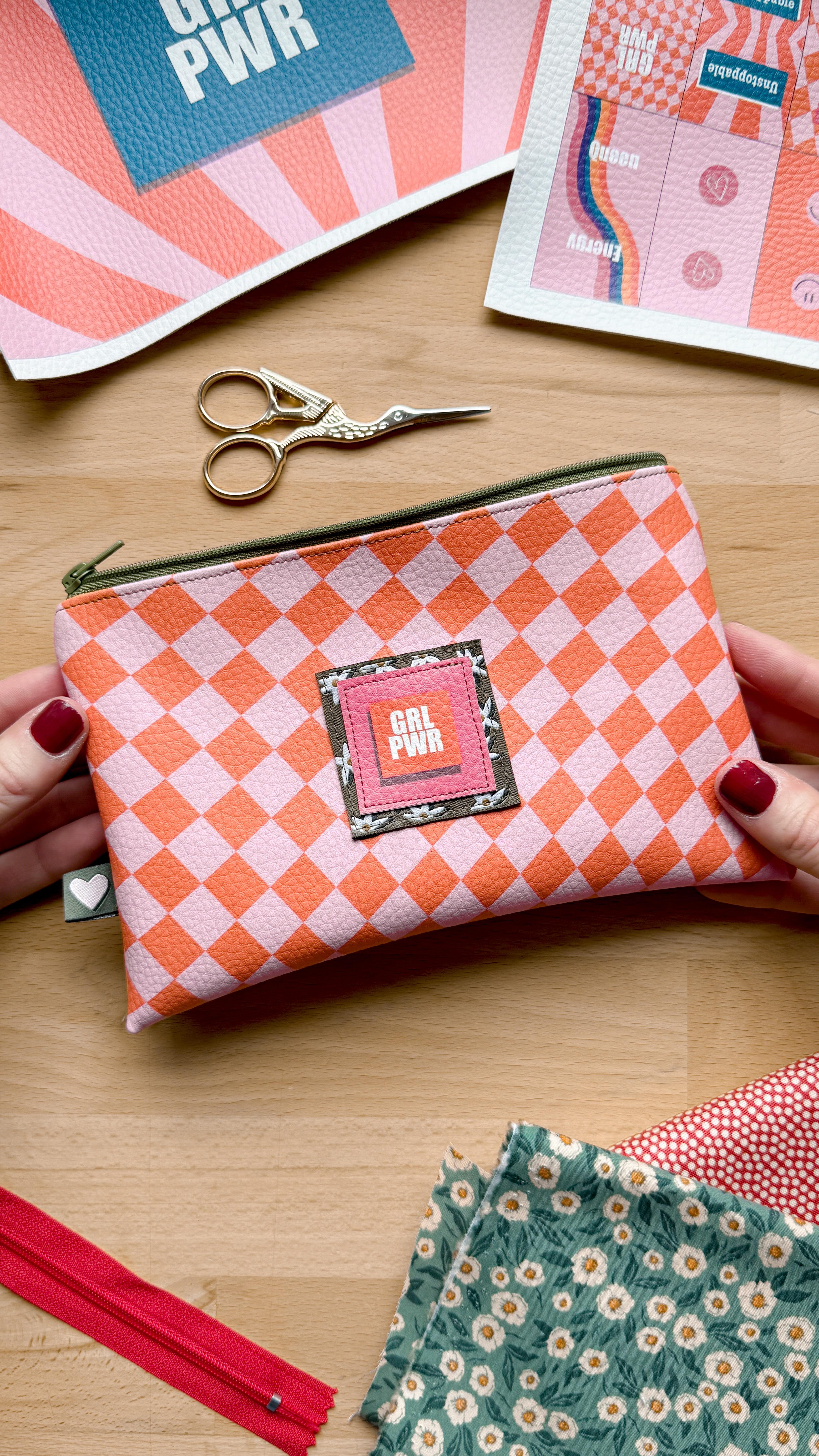 Es wird bunt ! 🌈
Die @naehdels haben ein Kunstlederpanel herausgebracht, das nicht nur Farbe in meinen Kleiderschrank bringt, sondern auch pure Frauenpower ausstrahlt! 🎨💪🏼 Perfekt für alle, die Statement-Pieces lieben. Wer ist auch Team Farbe? 🩷❤️🧡💛💚🩵💜🤎
#girlpower #stichtag #nähdels #nähenverbindet