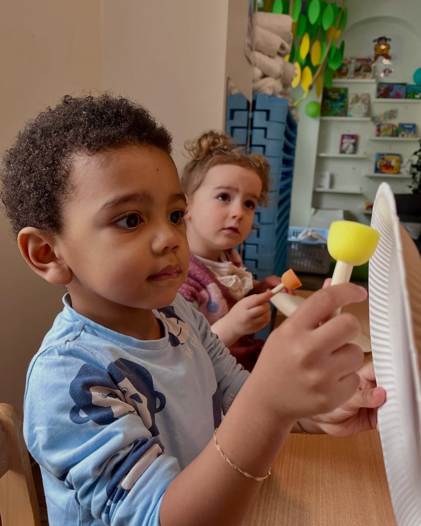 🎨Atelier peinture pour préparer notre journée de l’enfance ! Nos petits artistes sont à l’œuvre…. Saurez-vous deviner le thème ? 👀
#diy #ateliercreatifenfant #royal #royalkids #royalkidsluxembourg #enfants #creche #lux #luxembourg #royalkids #royal #kids