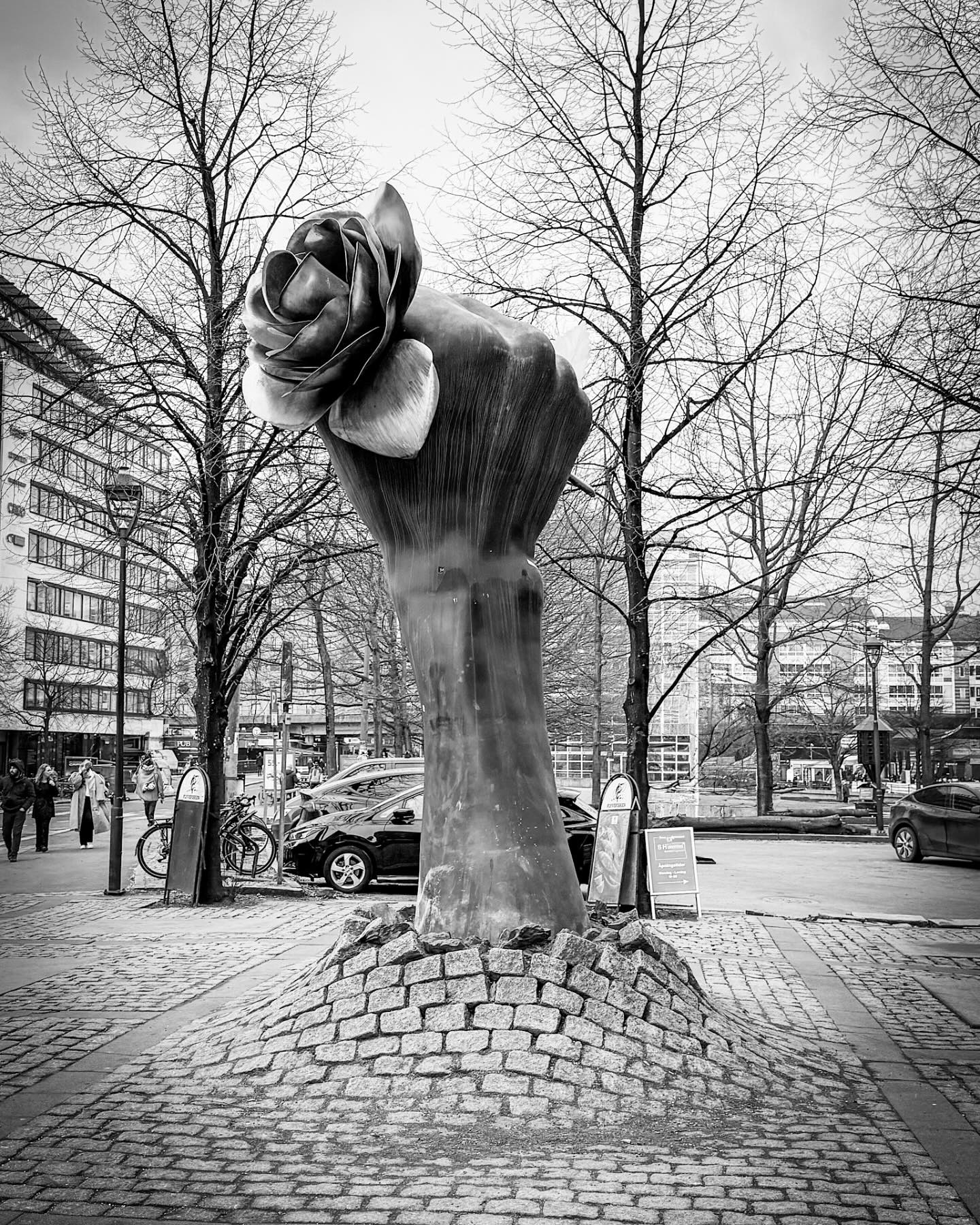 Discovered some awesome art in Oslo. The fist and rose, created in 1991, was a powerful left-wing symbol against far-right politics globally.