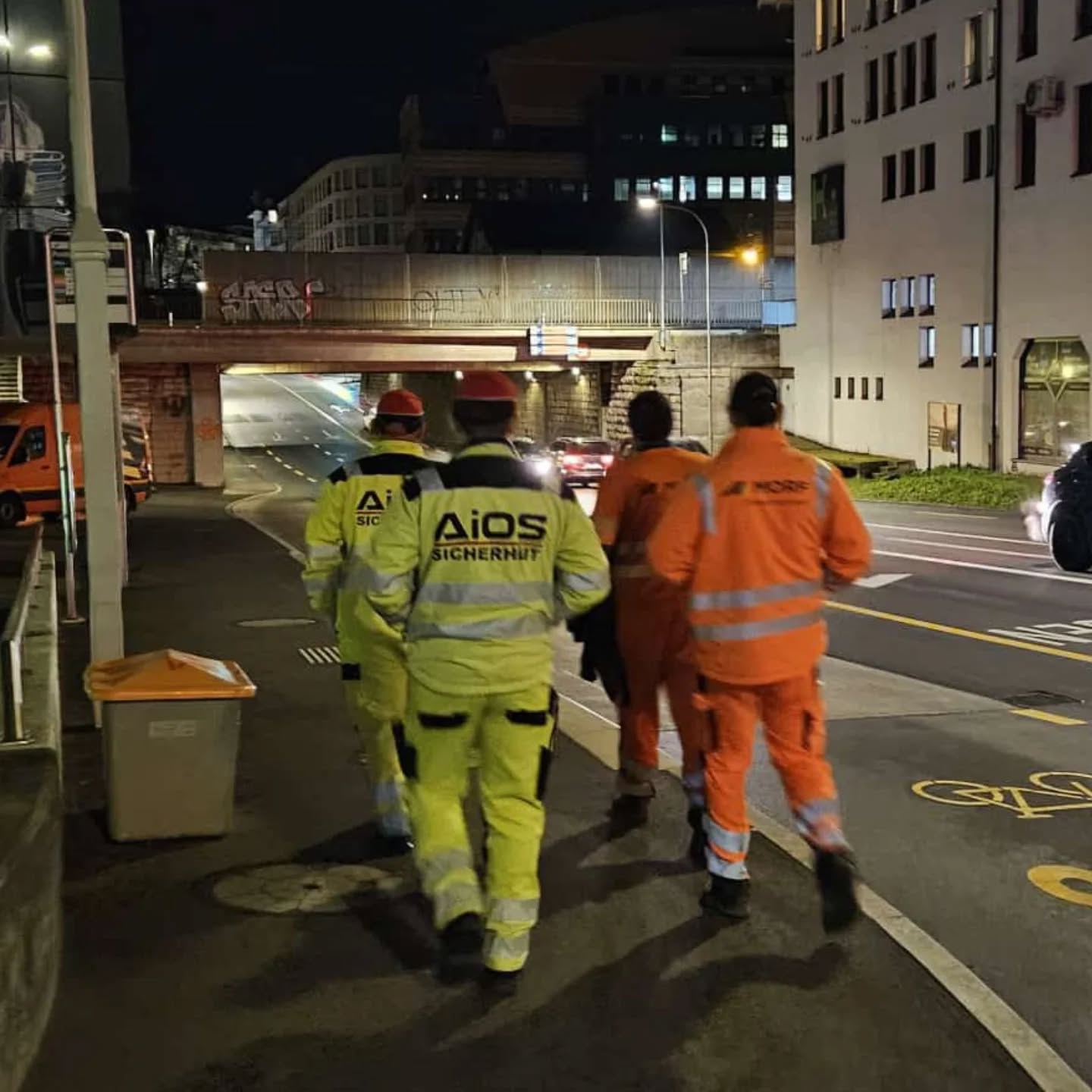 AiOS Verkehrsdienst
Nachtschicht im Einsatz! 🌙🚧
Unsere Teams von #aiosswiss sorgen auch in den späten Stunden für Sicherheit und reibungslose Abläufe auf den Strassen. Egal ob am Tag oder in der Nacht – wir sind da, wenn es drauf ankommt! 🔦💪
#Nachtschicht #SicherheitGehtVor #Teamwork #Einsatzbereit #sicherheit #verkehrsicherheit #verkehrsdienst #basel #aarau #olten #zürich