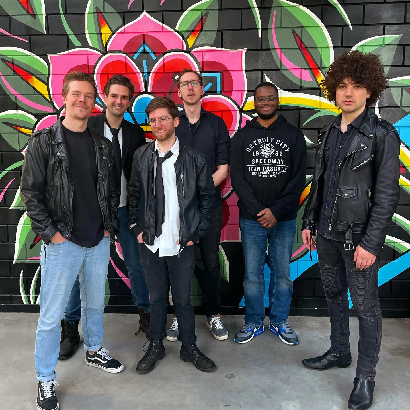 Weten jullie nog onze crowdfundingsactie van een paar maanden terug?
Vol trots kunnen we aan jullie voorstellen onze 'Tommy live band'
Op foto 1 v.l.n.r
Jelle Ruijssenaars - muzikaalleider
Corne Ruwaard - gitaar
Thomas Props - drums
Jelle van Bezouw - basgitaar
Jarich Adamson - toetsen
Sander Compeer - gitaar
--------------------------------------------------------------------------
#thewhosTommy #thoWho #tommy #theaterintilburg #onstage25jaar #jubileumvoorstelling #musicalintilburg #flipperkoning #pinballwizard #band #liveband #musicans