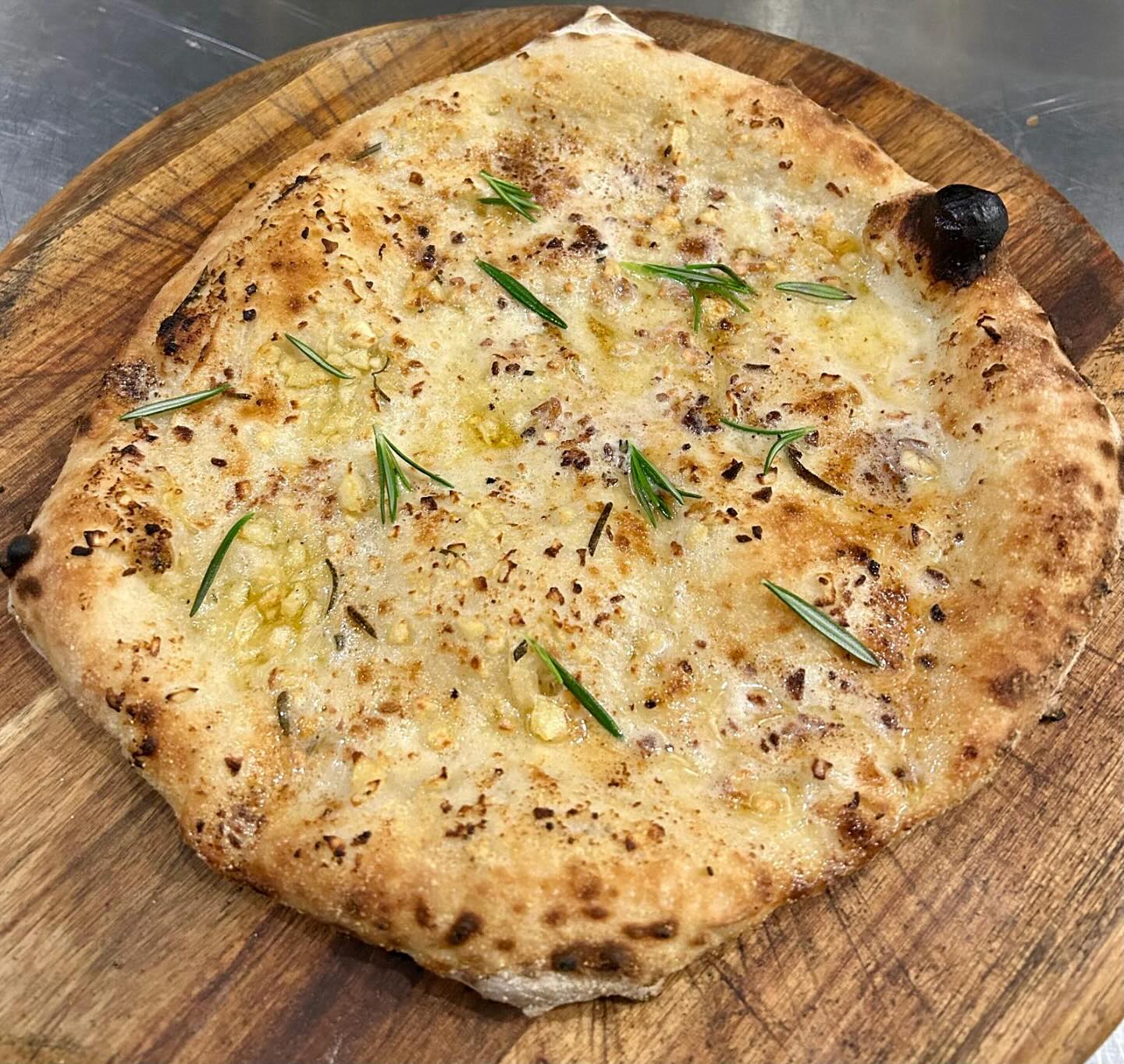IT’S FRIDAY 🥳💥 and that means we’re back at our fave spot later The Hen and Chickens 🐓 Bisley serving our tasty wood fired pizza - come along for a pint and a pizza 🍕
#bisley #henandchicks #friday