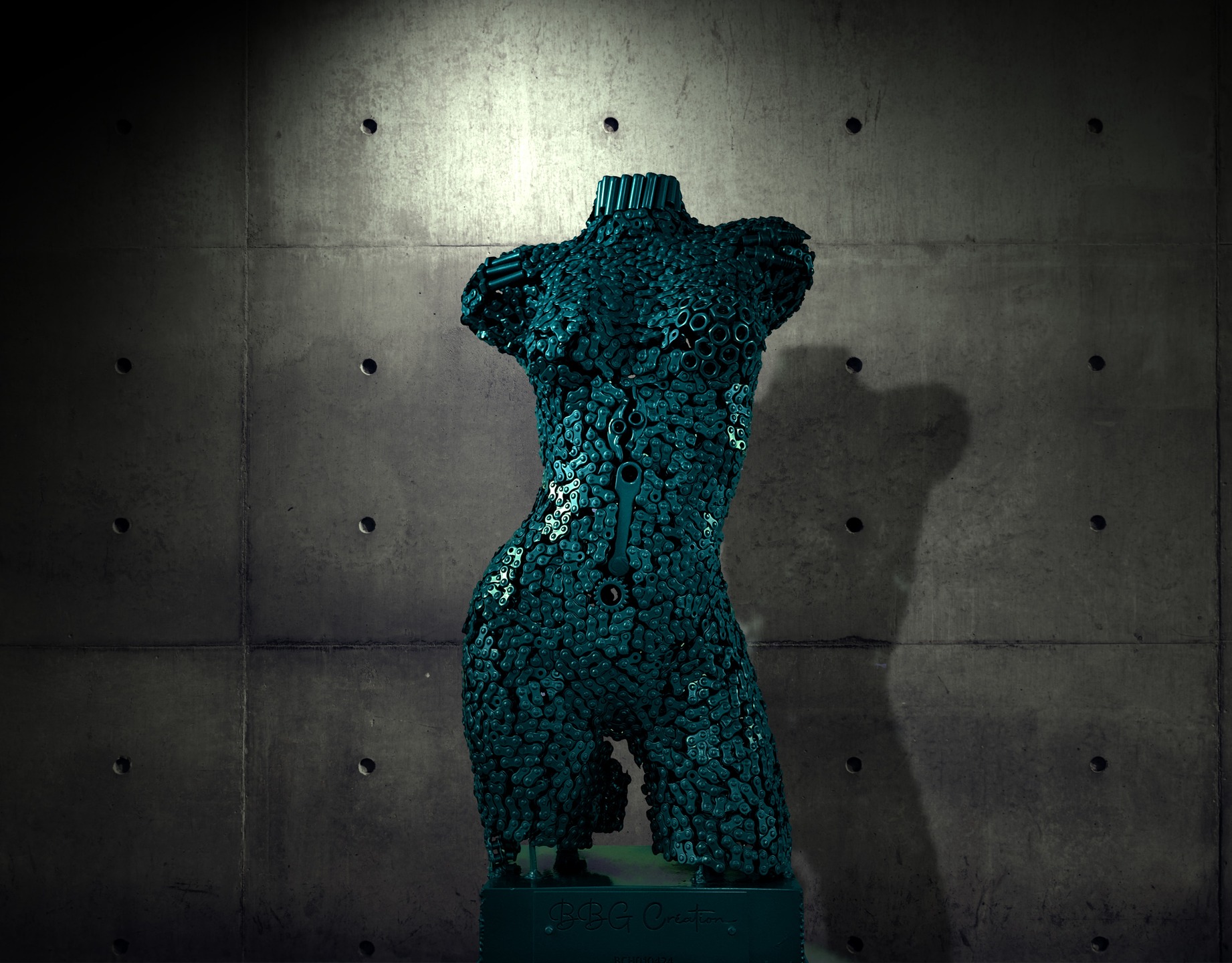 Découvrez ce somptueux buste de femme. Une œuvre d'art unique, fabriquée à la main à partir de matériaux recyclés.
Chaque oeuvre est méticuleusement assemblée à la main, garantissant une finition parfaite dans les moindres détails. Cette oeuvre est un ajout captivant à tout espace de vie, interieur ou extérieur.
Ce qui distingue nos oeuvre, c'est la personnalisation : elles peuvent être peintes de la couleur de votre choix, vous permettant de créer une œuvre d'art unique et personnalisée qui s'harmonisera parfaitement avec votre décoration intérieure et extérieure. Que vous préfériez une teinte vive et audacieuse ou un ton doux et apaisant, l'oeuvre s'adapte à votre style et à vos goûts. Apportez une touche d'élégance et de durabilité à votre espace avec cette œuvre d'art emblématique qui incarne la créativité, le savoir-faire artisanal et le design éco-responsable.