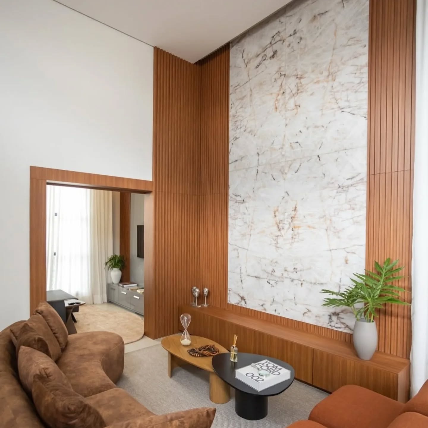 Elegância e aconchego em cada detalhe!
O painel ripado em madeira natural se encontra com a imponência do mármore, criando um ponto focal sofisticado e atemporal nesta sala de estar. O jogo de volumes, texturas e cores neutras valoriza ainda mais o design e a sensação de conforto do ambiente.
Transforme sua casa em um verdadeiro refúgio de bom gosto e estilo.
Innovafatto 18 anos!
Loja exclusiva @boavistaplanejadosoficial
#salaplanejada
#moveisplanejados
#ambienteplanejados
#innovafatto
#Boavistaplanejadosoficial