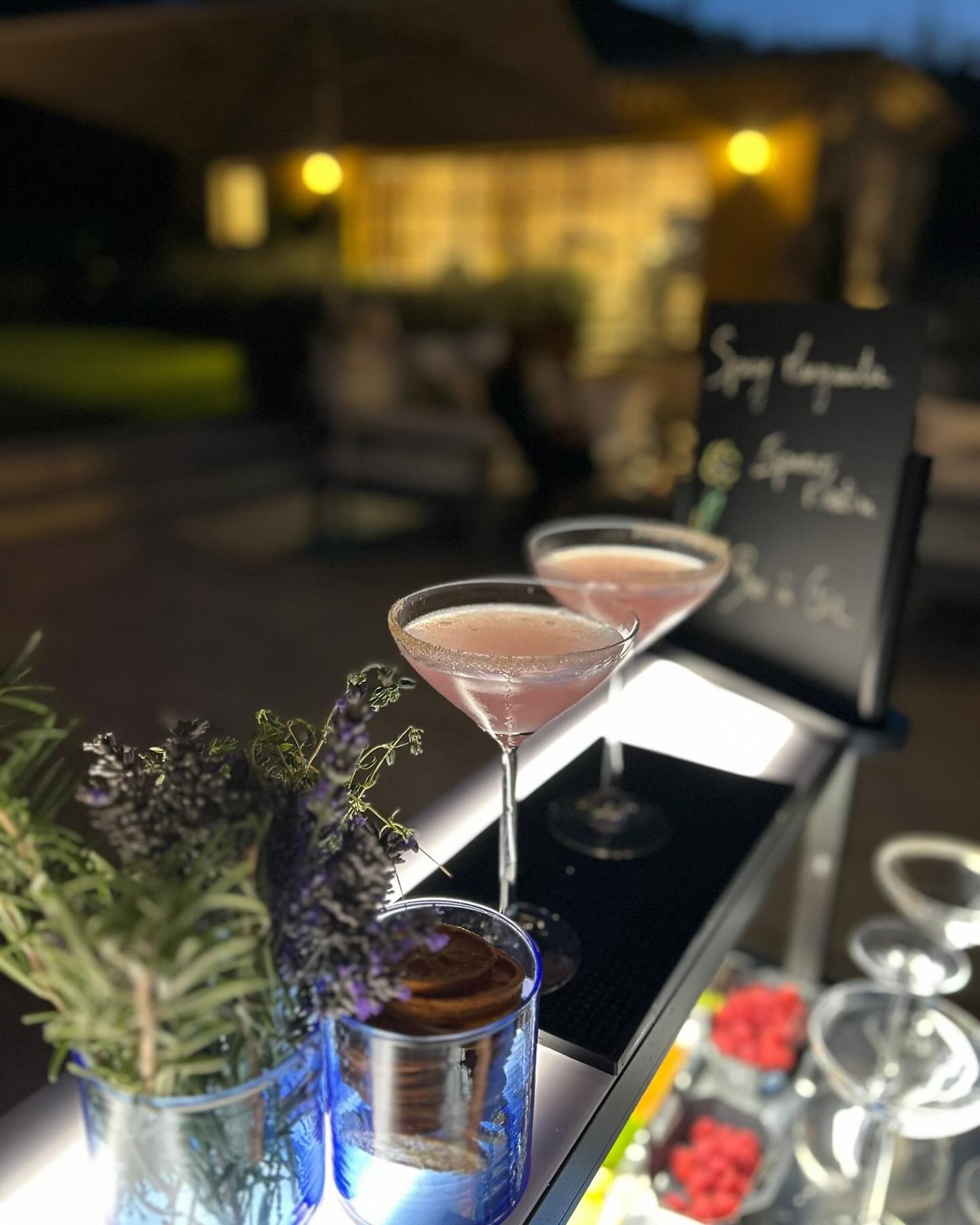 Cocktails sur mesure, en live !
#baracocktails #byjoytraiteur #byjoy #traiteur #traiteurevenementiel #catering #sainttropez #sttropez #cocktails #cocktailssurmesure #event #frenchrivièra #traiteursainttropez #traiteursttropez #baracocktailsmobile #baracocktailssainttropez #provence #cocktailspecial #cocktailhour #cocktailbars
