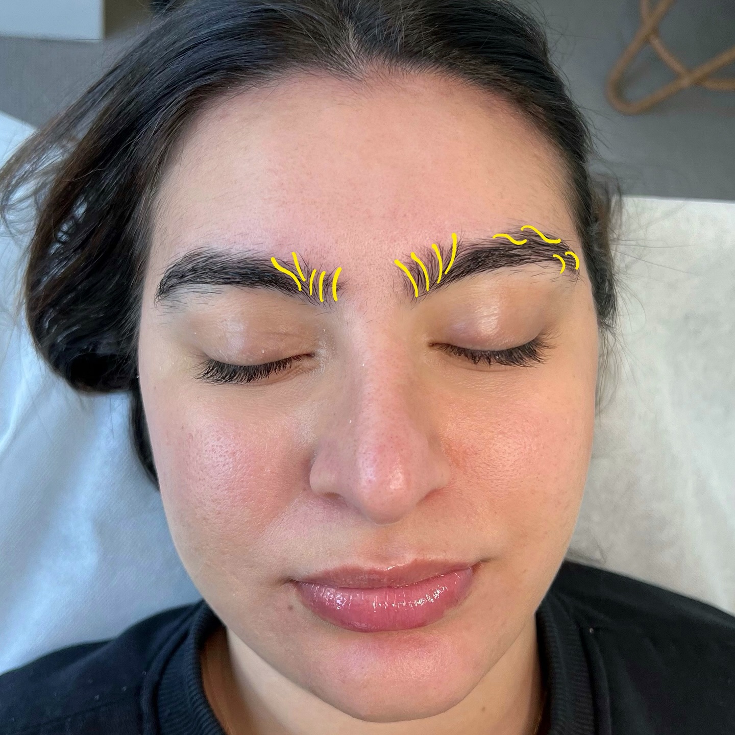 COWLICK refers to a section of the brows which grow in a different direction to the rest of the brows - the hairs stick out, look messy and out of place. It commonly occurs at the front of the brows but can also happen in the arch and tail area.
Solution❓❓
✨Brow lamination✨ is the perfect way to fix these stubborn messy hairs as it straightens and redirects the hairs to give them a neater uniform shape.