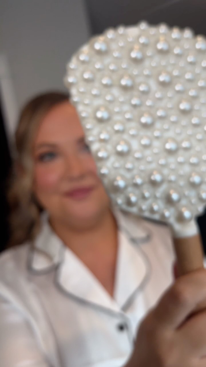 K A M I 🤍 3.29.25 🫶 From fresh-faced to a bridal glow, we did soft glam fit for a QUEEN! The perfect radiant look for saying ‘I do’ !!
Who else loves a natural, glowing bride?!
makeup - @muachelseakay
hair- @paigegranthair
venue- @garment_factory_events
#bridalglam #softglammakeup #glowybride #beforeandafter #indianamakeupartist #indybrides #muachelseakay #indianapolismua #destinationwedding #bridalmakeup #louisvillebride #midwestweddings #professionalmakeupartist