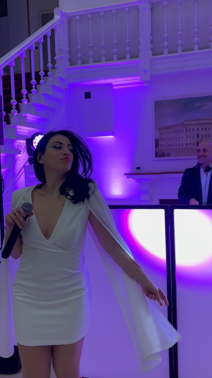 Vi presentiamo una delle nostre DIVE 🤩
per party strepitosi 🥳🥳
.
.
.
#musicplannerbystefanocapasso #weddinginitaly #musicplanner #event #party #diva #beyonce #weddingmood #weddingmusic #glamour #fashion #musicamatrimonio #eventiaziendali #weddinginrome #singer #weddingdj #enjoy #sharethepower #amazing #gorgeous #gorgeousgirl