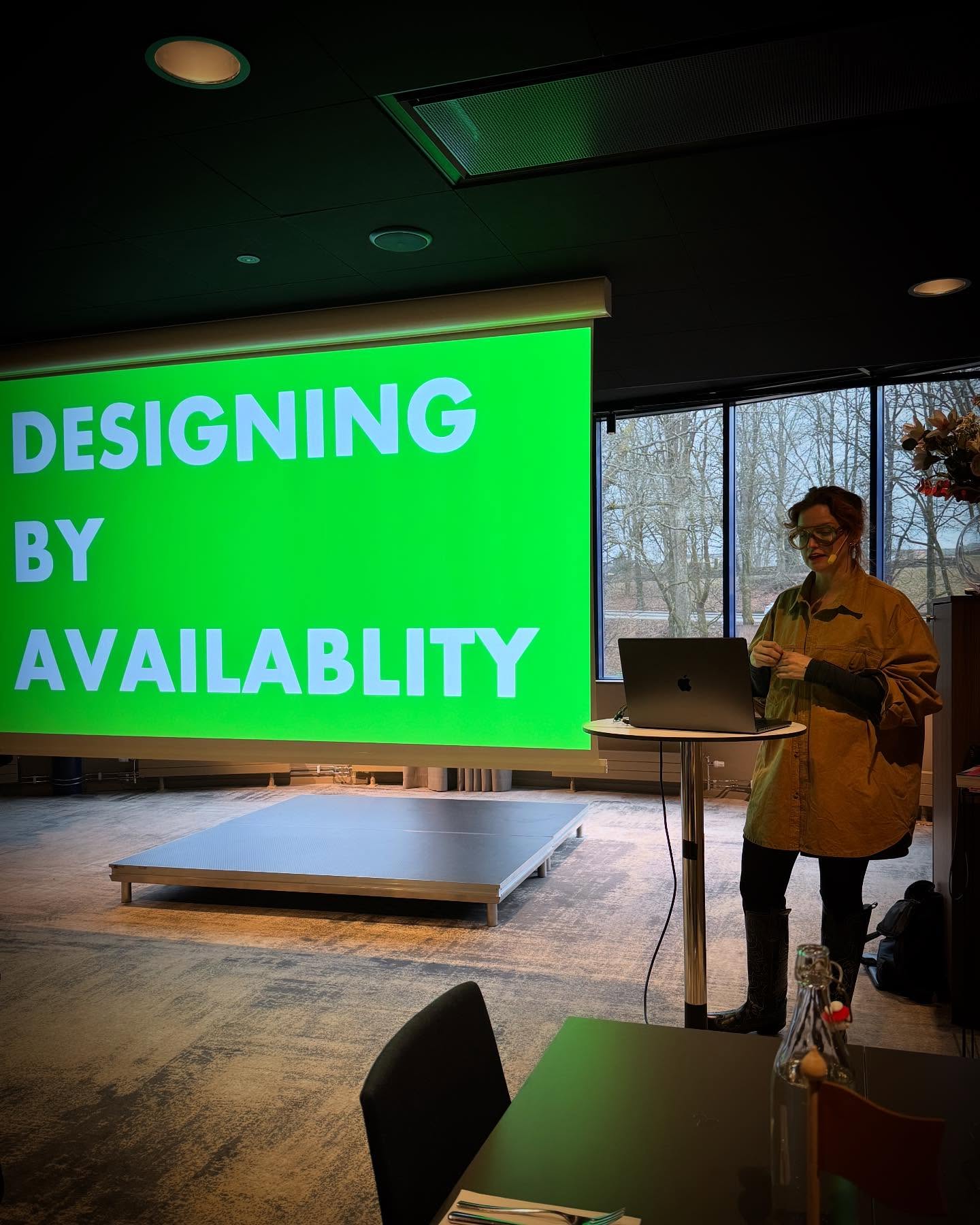 Vilken torsdagseftermiddag vi fick! đ
Tillsammans med den banbrytande designern, stylisten och konstnÀren Anna Lidström (@anotherblog.se)fick vi dyka rakt in i en vÀrld dÀr kreativitet och hÄllbarhet gÄr hand i hand.
Anna tog oss med pĂ„ en resa â frĂ„n barndomens VĂ€sterbotten till Textilhögskolan i BorĂ„s och vidare in i framtidens modevĂ€rld. Med vĂ€rme, klokskap och smittande energi visade hon hur gamla plagg, bortglömda tyger och ratade resurser kan bli starten pĂ„ nĂ„got helt nytt. NĂ„got som förĂ€ndrar.
Vi var mĂ„nga som gick dĂ€rifrĂ„n med huvudet fullt av idĂ©er â och kanske viktigast av allt: en brinnande lust att ta tag i vĂ„ra egna garderober och börja skapa. För som Anna sa: âDet handlar inte om att sluta Ă€lska klĂ€der â det handlar om att börja Ă€lska dem pĂ„ ett annat sĂ€tt.â
Stort tack till alla som kom, lyssnade, och inspirerades tillsammans med oss. Och ett extra varmt tack till Anna â för att du visade oss vad som Ă€r möjligt nĂ€r vi vĂ„gar tĂ€nka om. đ