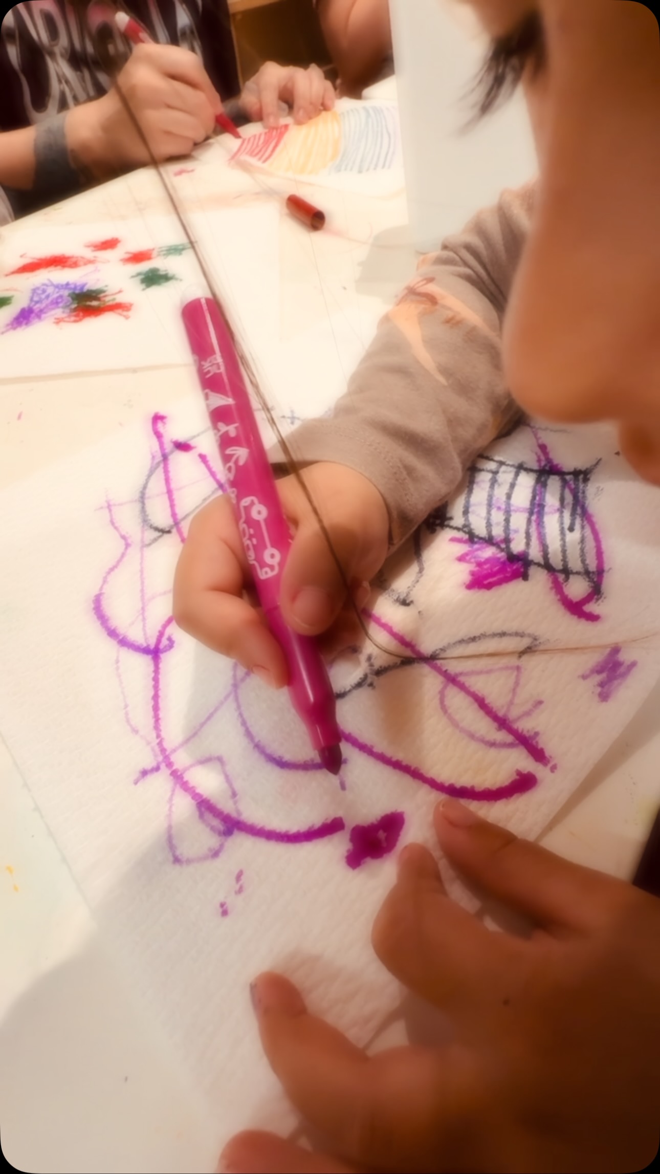 🐣🌼Kreatives Ostereier-Bemalen in der 🍭Spielgruppe Little🍭 Ballerina – Hack auf Facebook entdeckt und als wundervolle Idee empfunden💜
Pure Begeisterung und leuchtende WOW Augen der 🍭Little Ballerinas🍭 it‘s a kind of magic🪄✨
#ostereierhacks #kreativ #balletschoolbarbarabortoli #spielgruppe #tanzen #utzenstorf #littleballerina