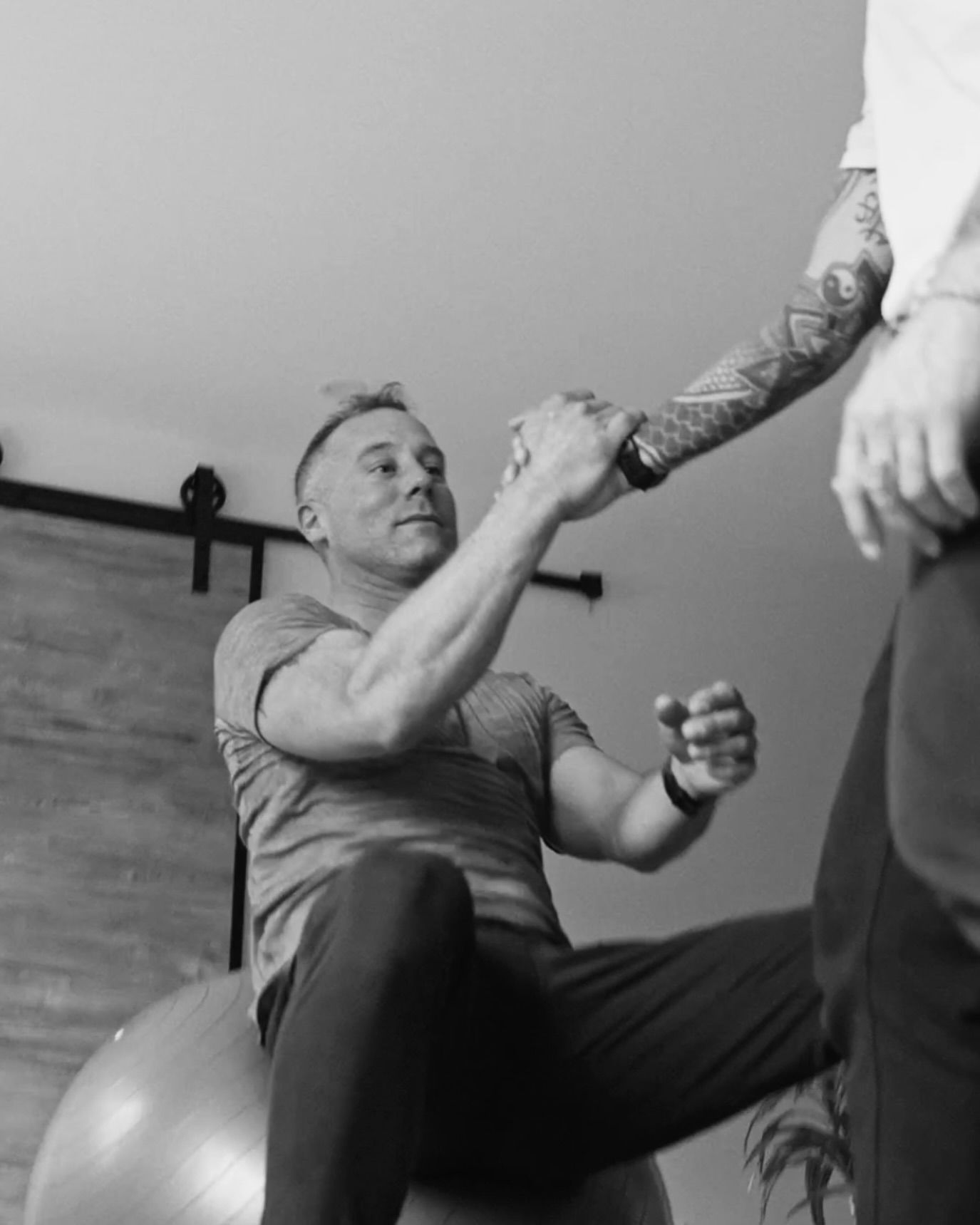 Les femmes se rassemblent, se livrent, se soutiennent. Et nous, les hommes?
On parle souvent de force, d’endurance, de dépassement… Mais combien d’entre nous prennent le temps d’explorer l’autre facette? Cette énergie yin qui apaise, recentre, équilibre.
Les gars, on a tout à gagner à se rassembler également et partager nos expériences, notre vulnérabilité, à s’entraider, à sortir du « qui est le plus fort ».
Perso je trouve que c’est en accueillant ma sensibilité que je me sens pleinement souverain, dans un masculin sain et déposé.
Si cette publication résonne en toi, homme ou femme, je t’invite à la partager et à taguer quelqu’un qui, selon toi, pourrait être réceptif à ce message.
🫶🏼
#fraternité #équilibre #forceetdouceur #yogapourhommes #brotherhood #vulnerabilityisstrength #ensemble