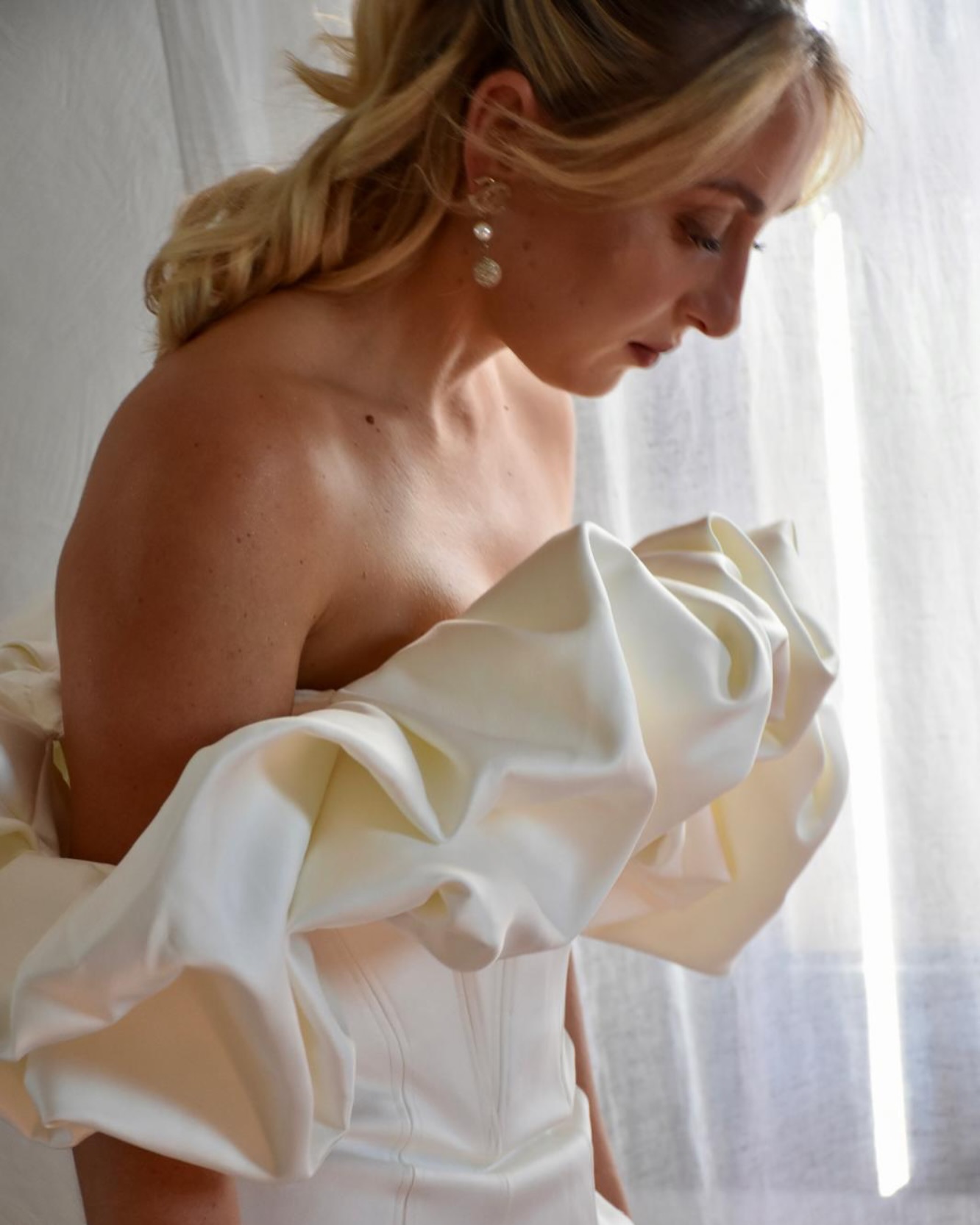 Les essais mariée ont débuté, et la saison s’annonce magnifique ✨
Sur cette photo, Pauline, fondatrice de @conamore.fr qui m’a fait confiance pour son mariage civil.
Cet été, j’aurai le plaisir de la sublimer à nouveau pour sa fête de mariage.
Hâte de partager ces beaux moments avec vous ! 💍✨
Pour plus de renseignements, contactez-moi
* ben.crrd@gmail.com
* Directement en DM.
🗣️ French and English Speaker 🗣️
#bridalmakeup #mariage #marseille #aixenprovence #makeupartist
- maquilleur mariage événementiel makeup glam nude -