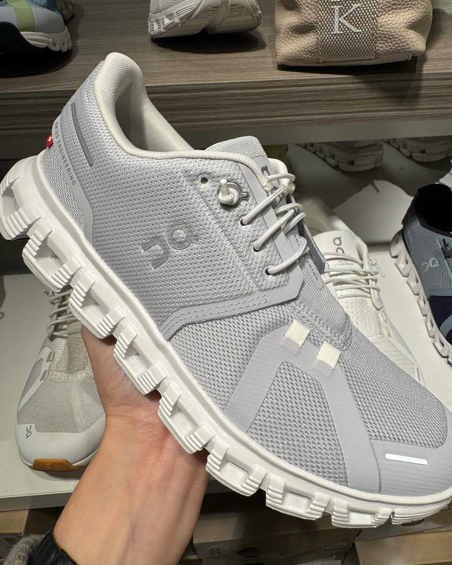 🌥️ On Cloud 6 – Leichtigkeit, die du spüren wirst 🌥️
Mit der On Cloud 6 erlebst du das perfekte Zusammenspiel aus Komfort und Dynamik. Dank der CloudTec-Technologie genießt du bei jedem Schritt optimale Dämpfung und Flexibilität.
Und das Beste: In unserem Schuhgeschäft in Freising bieten wir dir eine große Auswahl an Farben und Modellen der On Cloud 6 – finde deinen perfekten Begleiter!
#OnCloud6 #OnRunning #Freising #Laufen #Komfort #Leichtigkeit